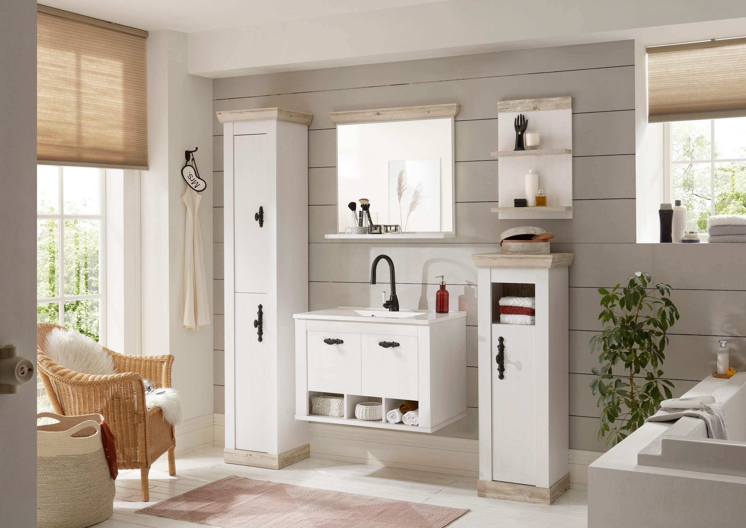 Home affaire Wandregal »Florenz, Badregal im Landhausstil« in Pinie Weiss, mit zwei Ablagefächern
