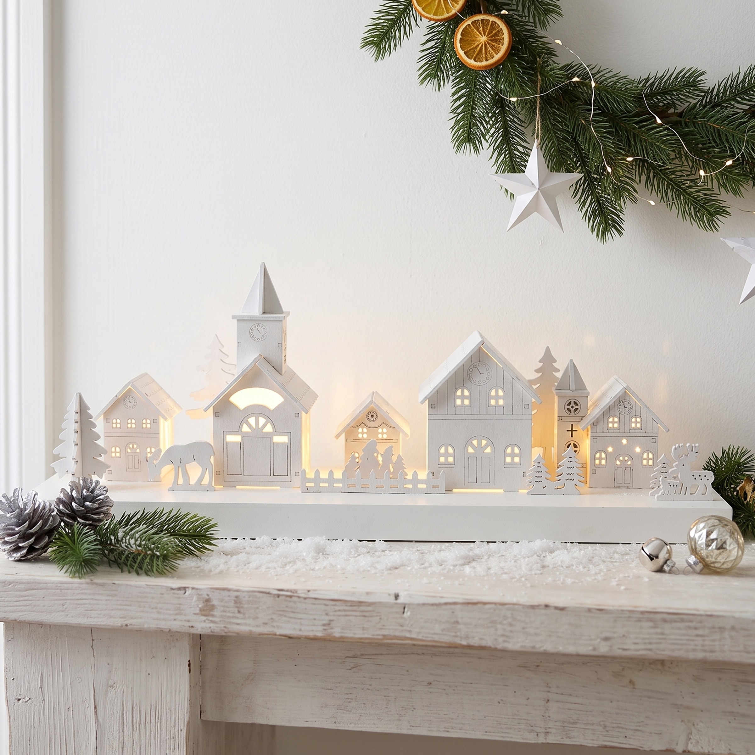 GOODproduct Weihnachtsdorf »mit LED-Beleuchtung« weisses Dorf, extra Anhänger, Höhe 17 cm