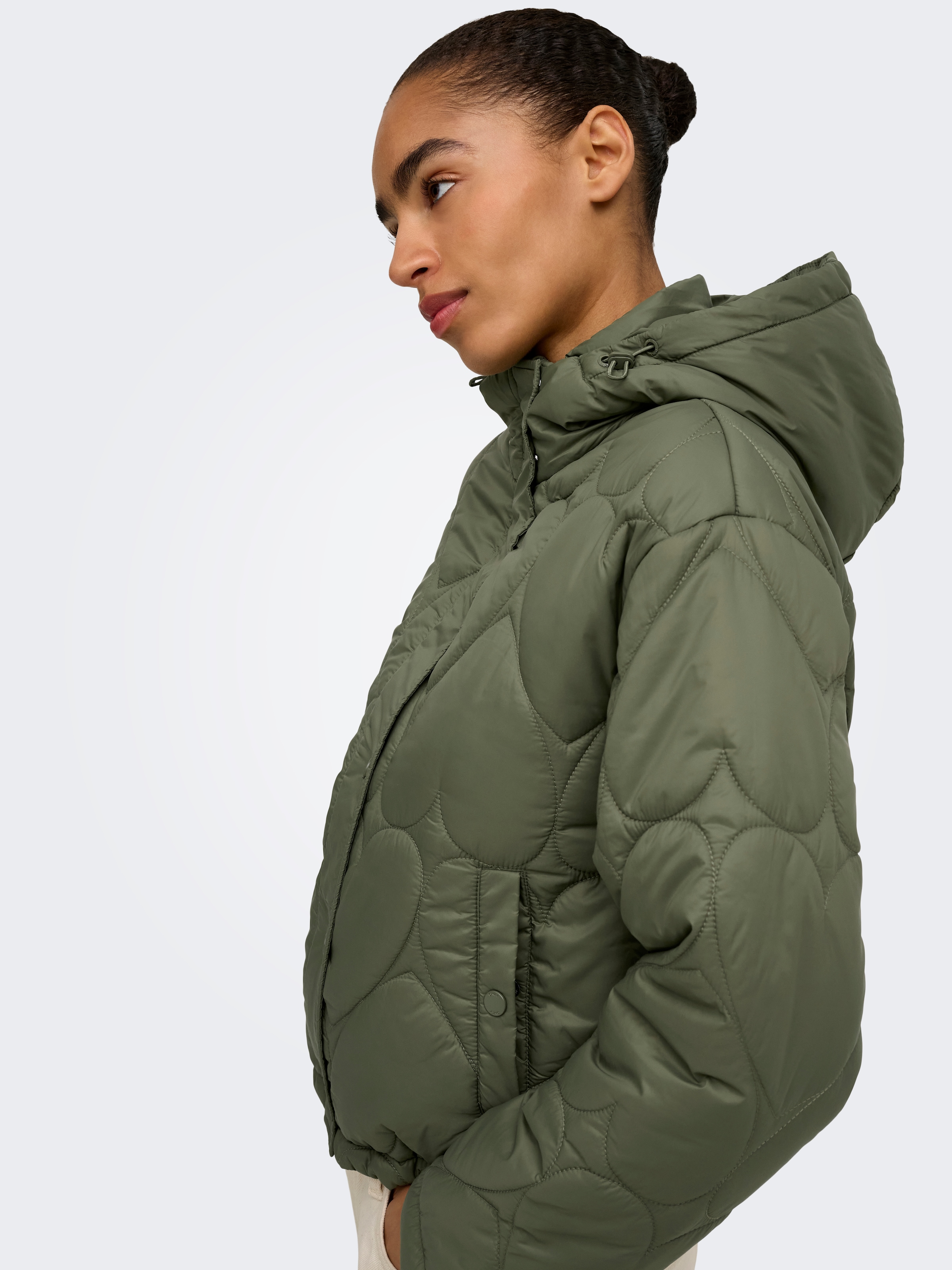 ONLY Veste matelassée »ONLTAHIA LW HEART HOOD JACKET CC OTW« avec capuche fibre synthétique