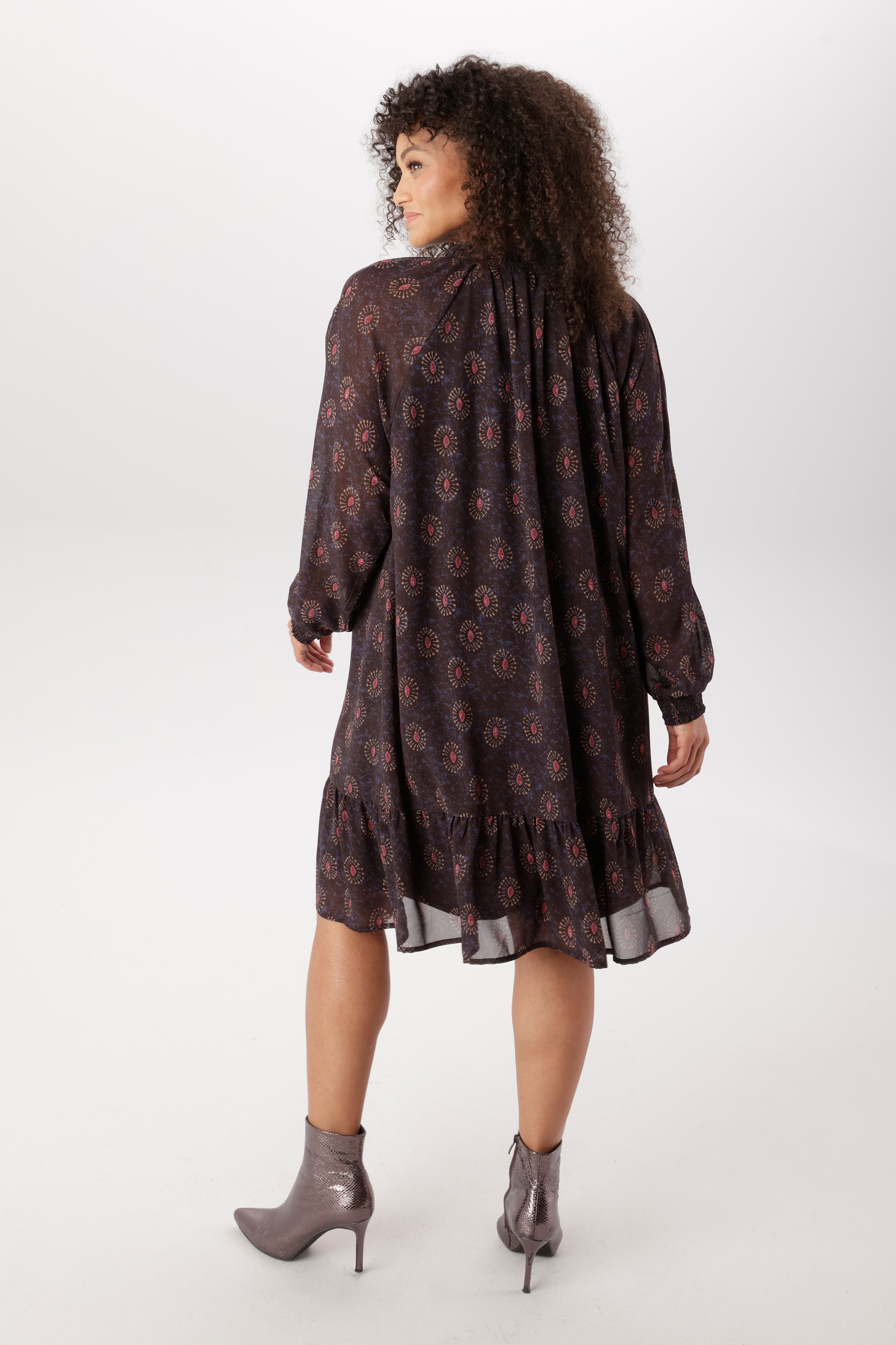 Aniston PLUS Robe en mousseline de soie avec volant à l’ourlet - NOUVELLE COLLECTION