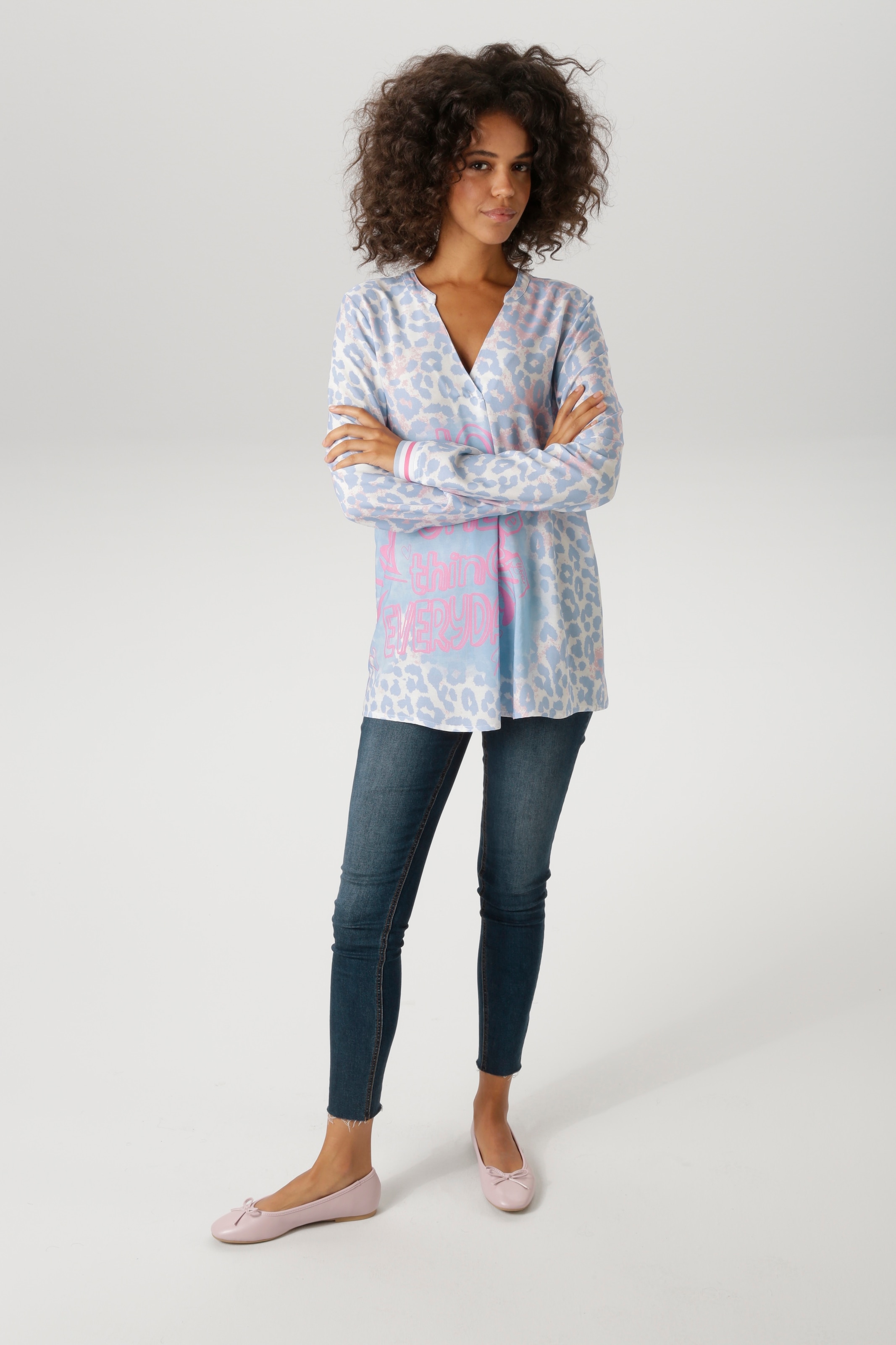Aniston CASUAL Schlupfbluse mit Statement-Schriftzügen und coolen Leoprint - NEUE KOLLEKTION