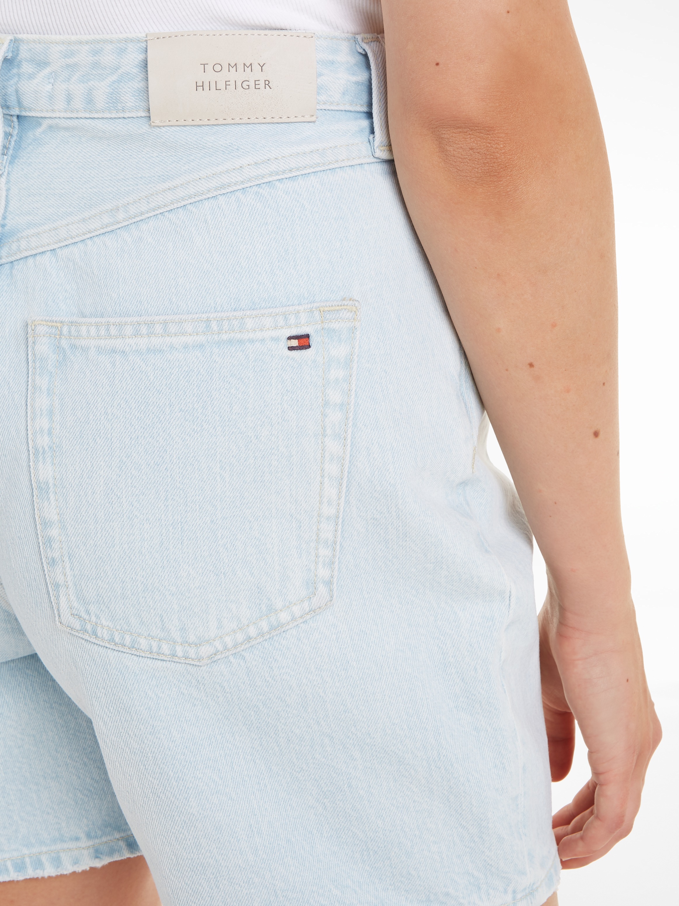 Tommy Hilfiger Short »DNM STRAIGHT SHORT HW LOLA«  mit Markenlabel