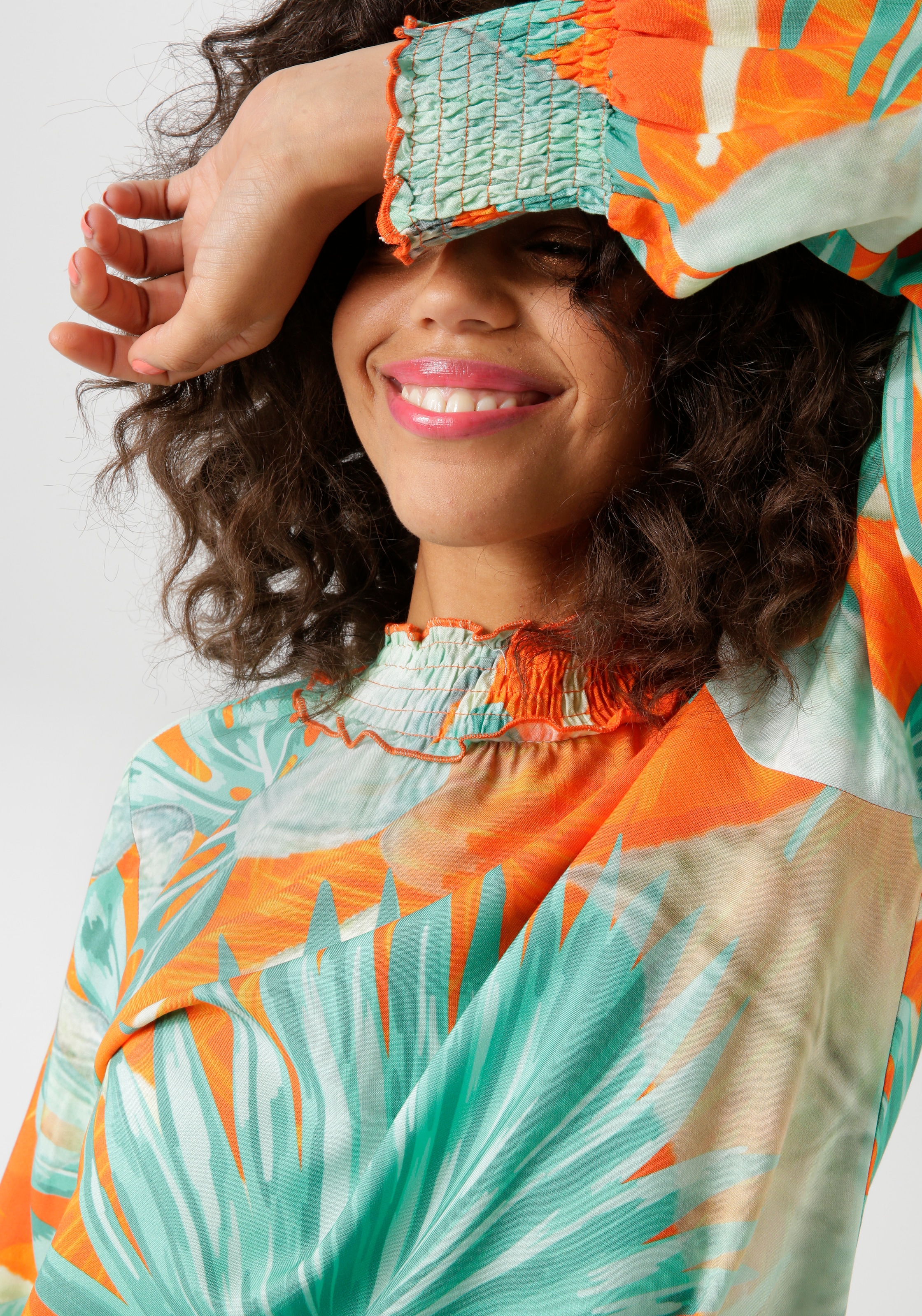 Aniston CASUAL Schlupfbluse mit grossflächigen Blätterdruck im Batik-Dessin