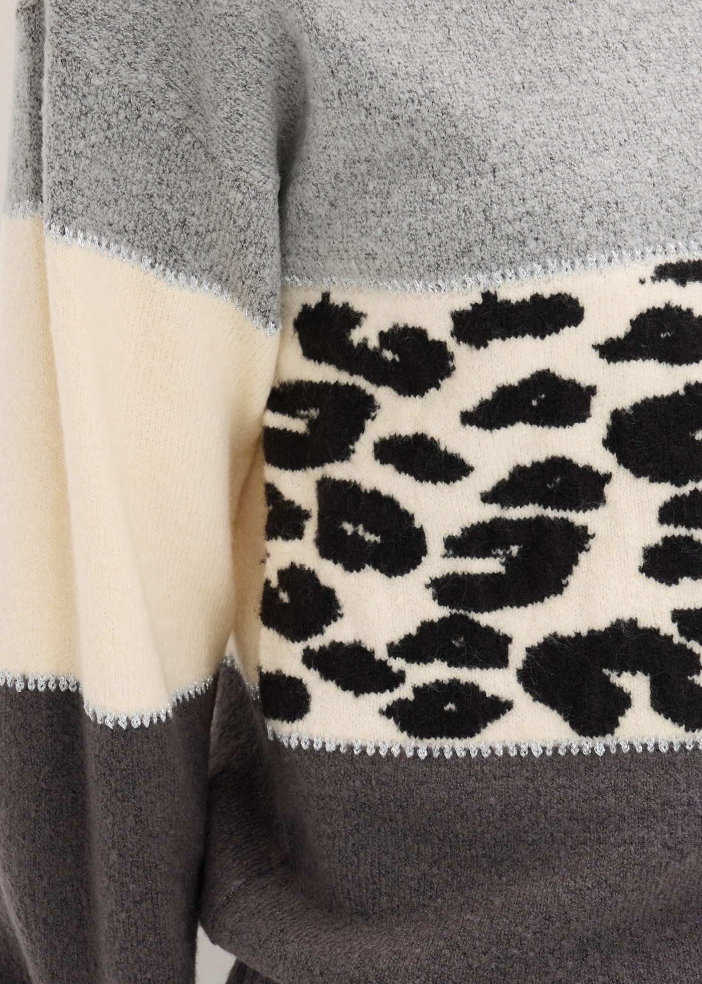 bonprix Pull en tricot »Oversize-Pullover« design à motifs, détails fil pailleté, mélange de matières