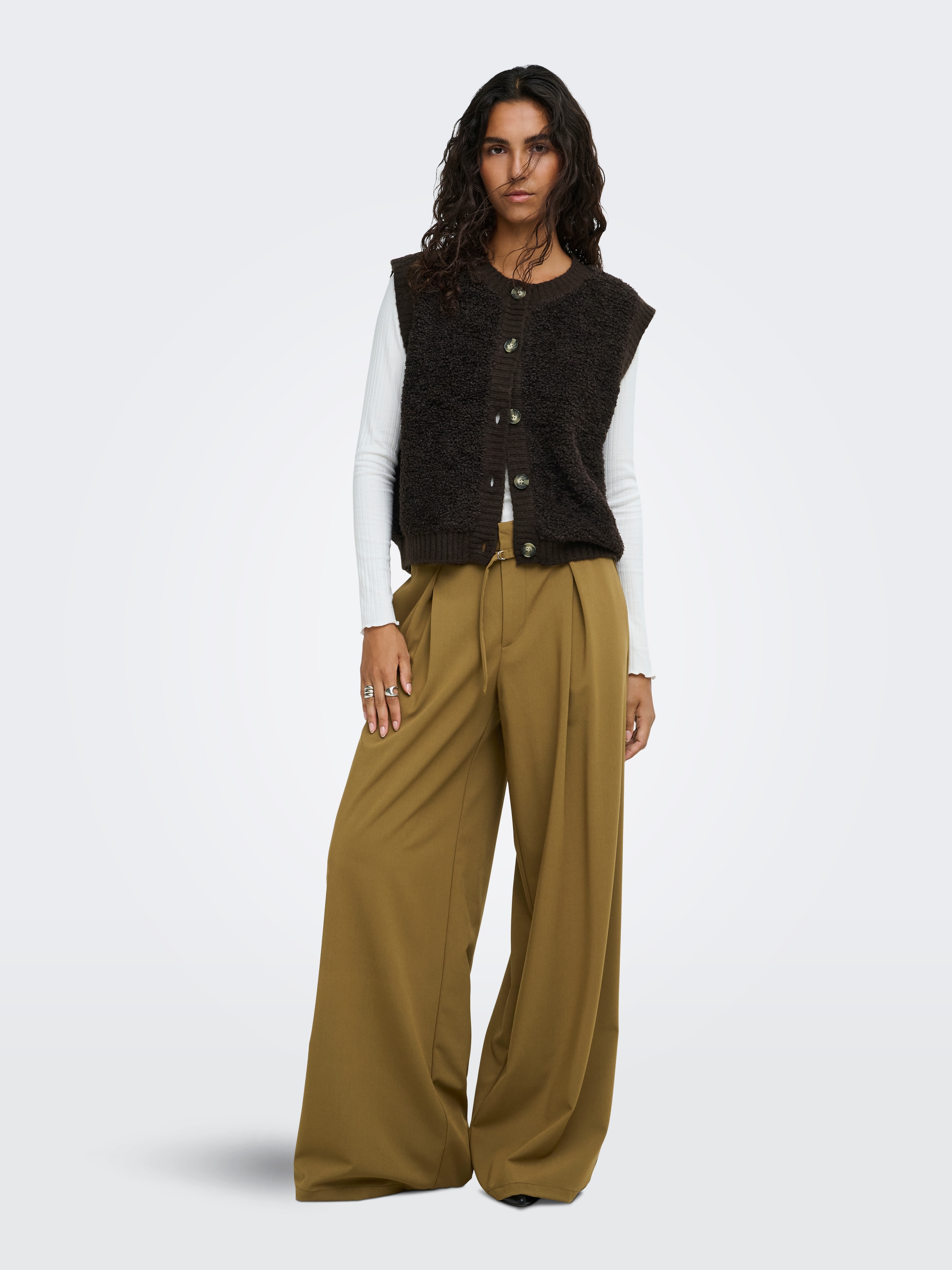JDY Gilet tricoté »JDYEIRA LIFE S/L O-NECK BUTTON VEST KNT« Mélange de matériaux, avec laine et stretch