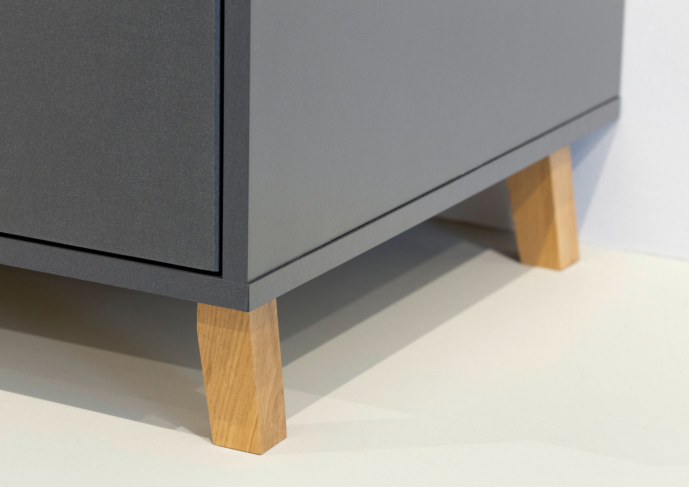 rauch 1100000002199 »Kleiderschrank Schrank Garderobe SHINJO Breiten 93/140/187 cm« in 3 verschiedenen Ausstattungen BASIC/CLASSIC/PREMIUM,  Griffe und Füsse aus Massivholz mit 2 Schubladen MADE IN GERMANY