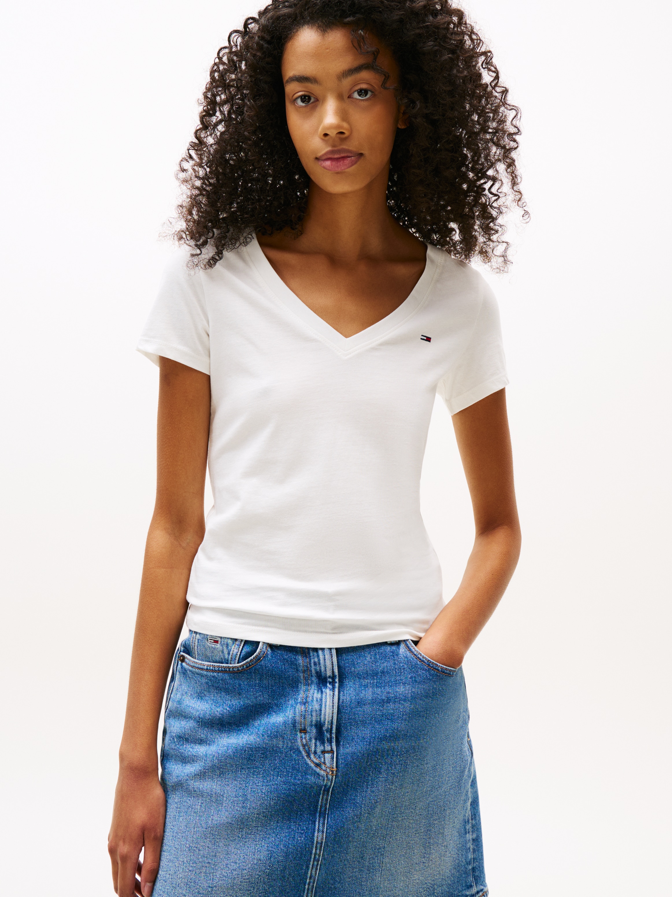 Tommy Jeans T-Shirt »TJW 2PACK V-NECK TEE« Packung, 2-er Pack, 2 Stk. mit Logostickerei