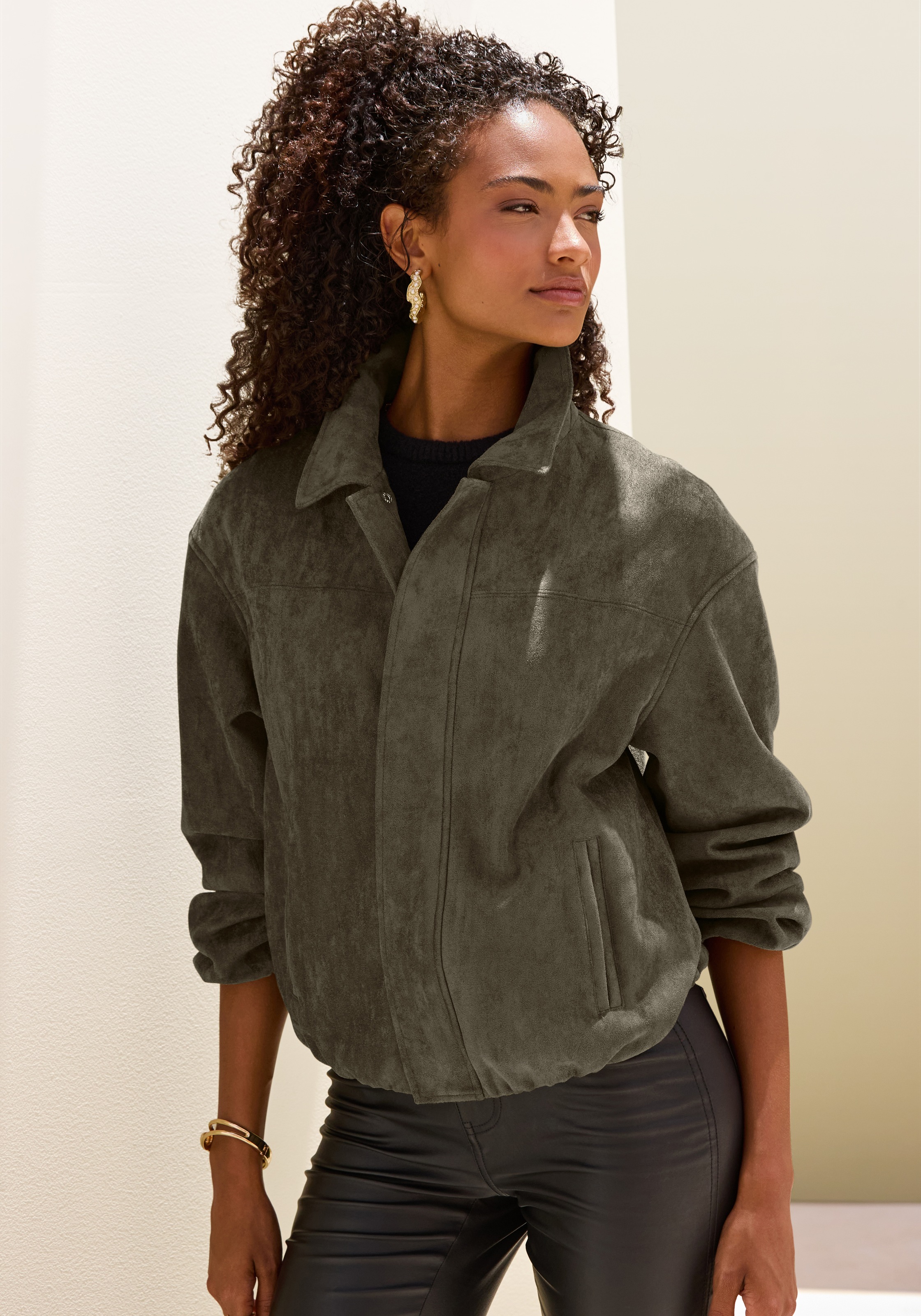 LASCANA Veste en imitation cuir »in Veloursleder-Optik mit verdecktem Reissverschluss vorne, Oversize« modische Übergangsjacke aus Velourlederimitat, kurze Lederimitatjacke