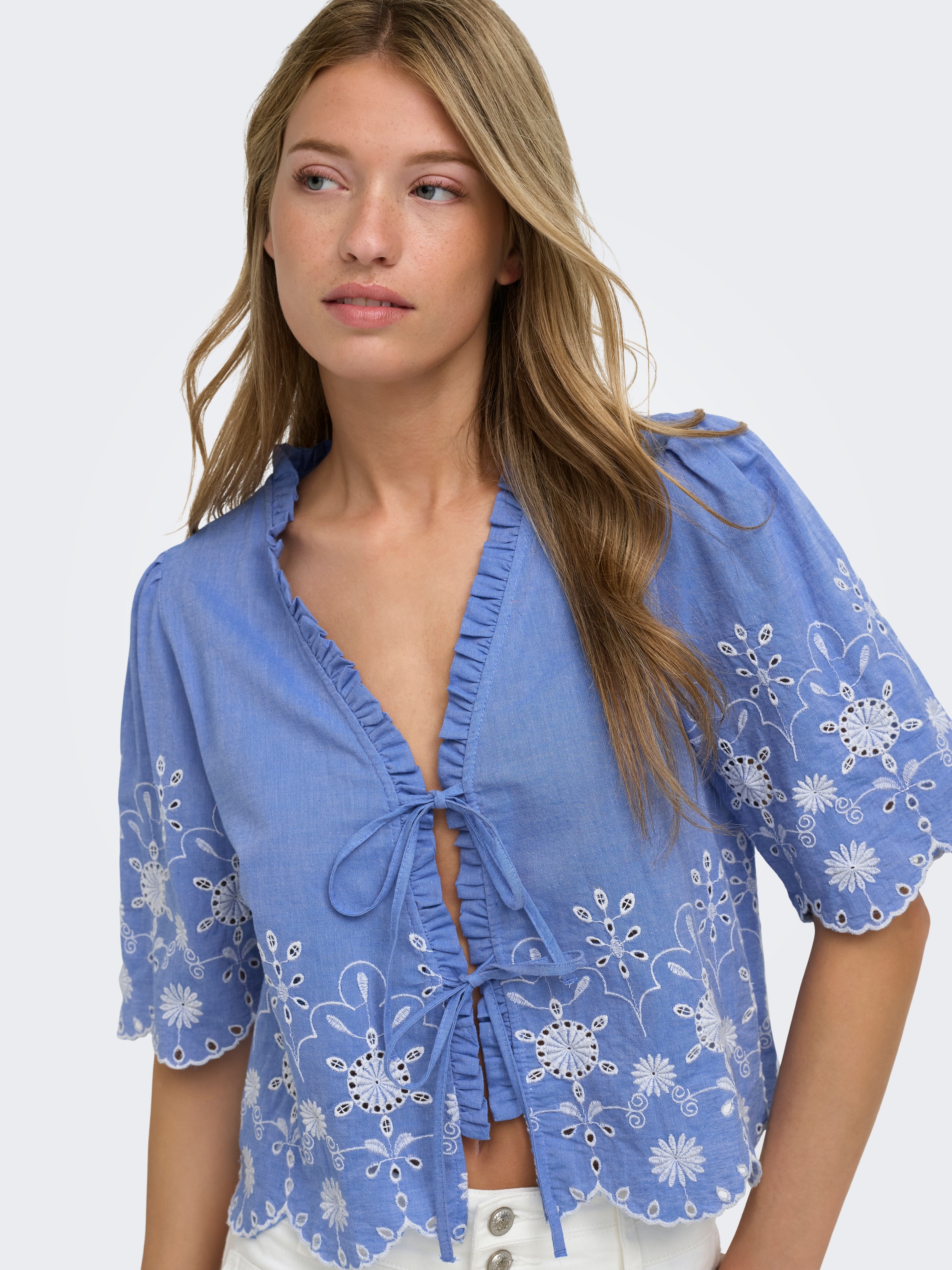 ONLY Blouse à manches courtes »ONLMIFFY S/S EMB TIE TOP NOOS WVN« coton, coupe régulière, col en V