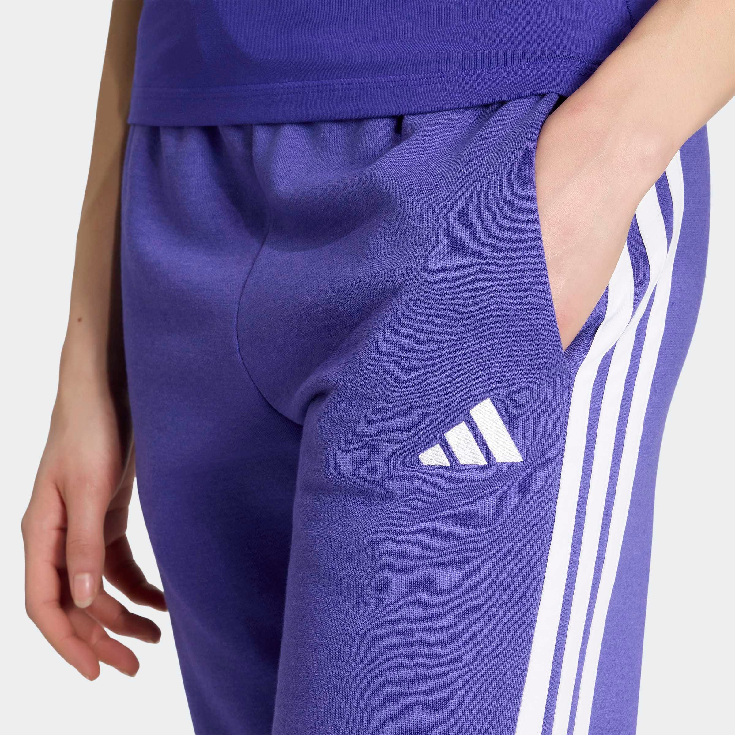 adidas Sportswear Pantalon de sport »ESSENTIALS 3-STRIPES FLEECE SLIM JOGGERS«  coupe étroite, pour activités variées, en mélange de coton