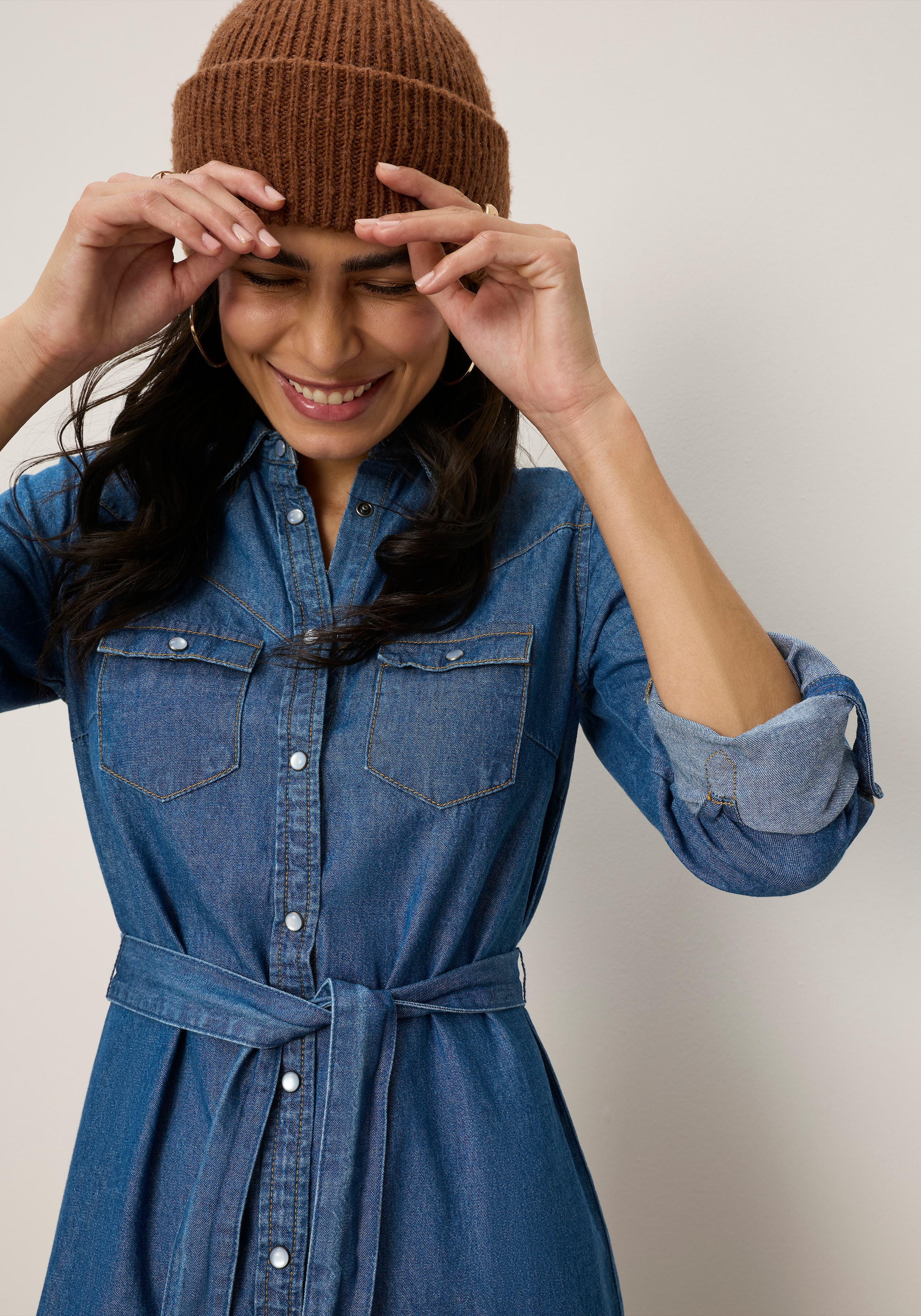 Tamaris Robe en jean »aus Baumwoll-Denim mit praktischen Taschen« Poches poitrine | Poches à rabat avec col chemise, coupe ajustée