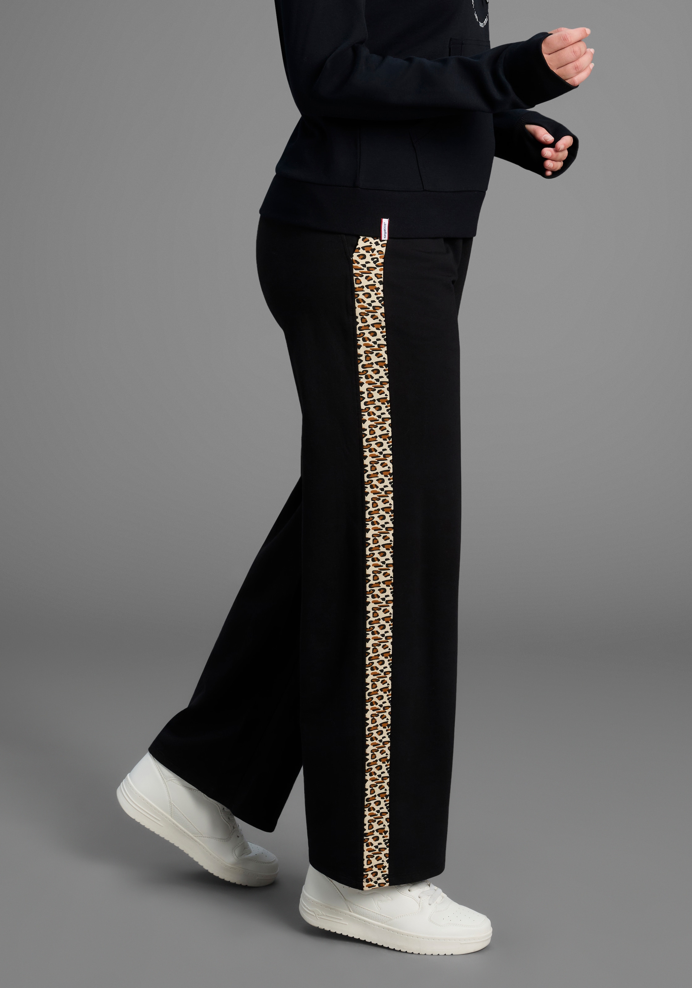 KangaROOS Pantalon de jogging  mit weitem Bein und Streifen im Leo-Print, grosse Grössen