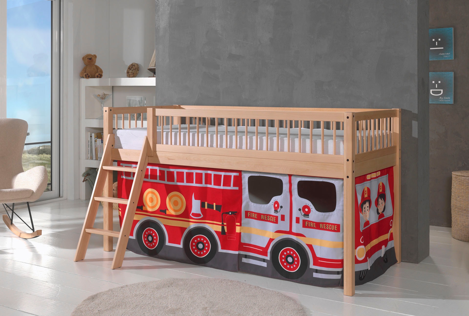 Vipack Lit de jeu »Forrest, Absturzschutz mit Sprossen-Optik, Pfostenstärken ca. 50x50mm« Hêtre laqué naturel, construction stable et de qualité, avec sommier à lattes,  90/200 cm, incl. set de rideaux 3 pièces, aire de jeu sous le lit