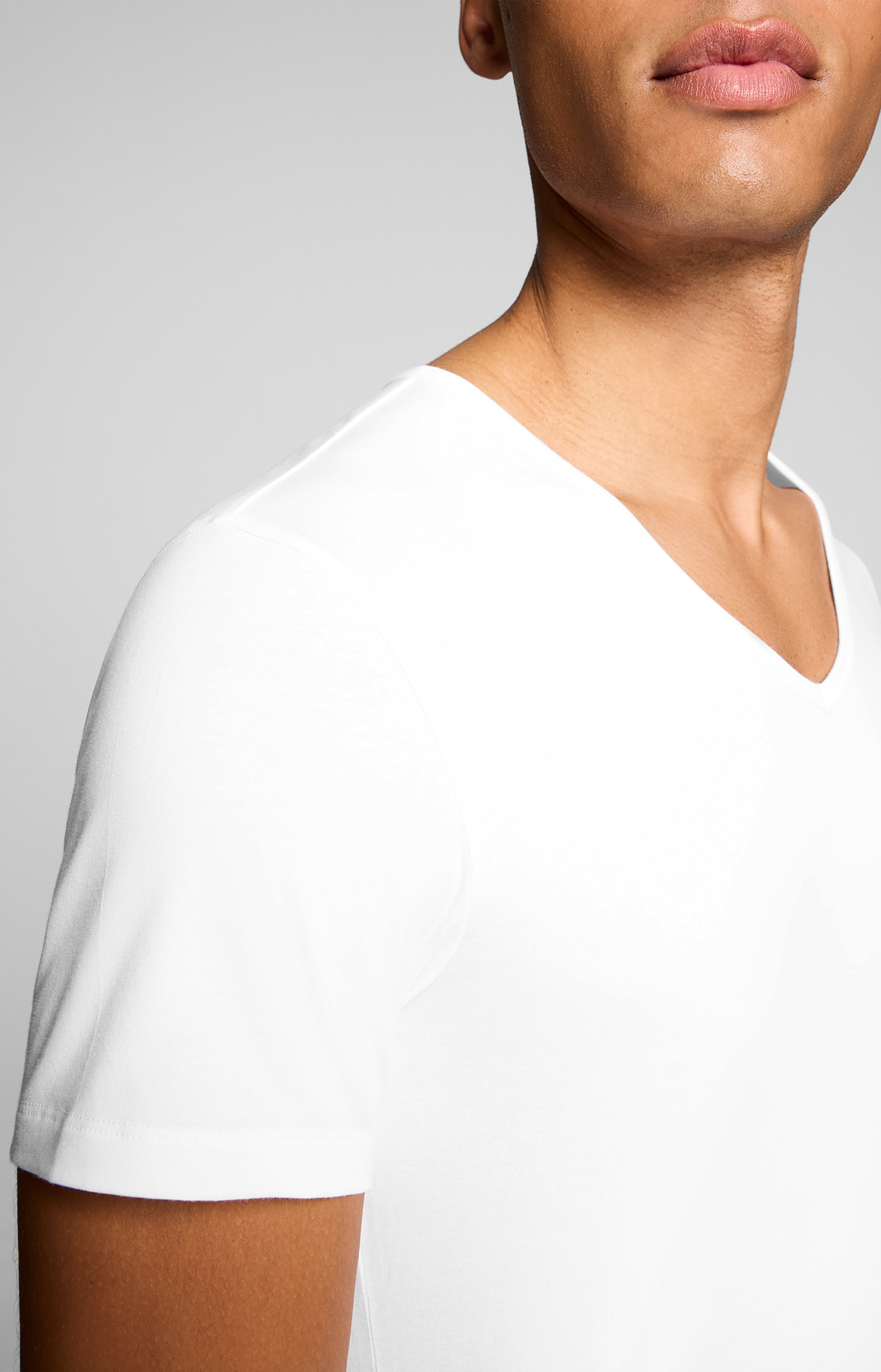 Levi's® T-shirt »LEVIS MEN V-NECK« 2er Pack,  mit V-Ausschnitt und kurzen Ärmeln