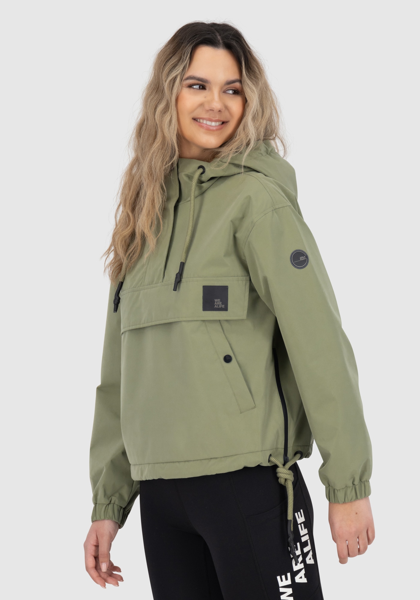 Alife & Kickin Anorak »NIVIAAKA« avec capuche anorak léger et décontracté à enfiler avec de nombreux détails pratiques