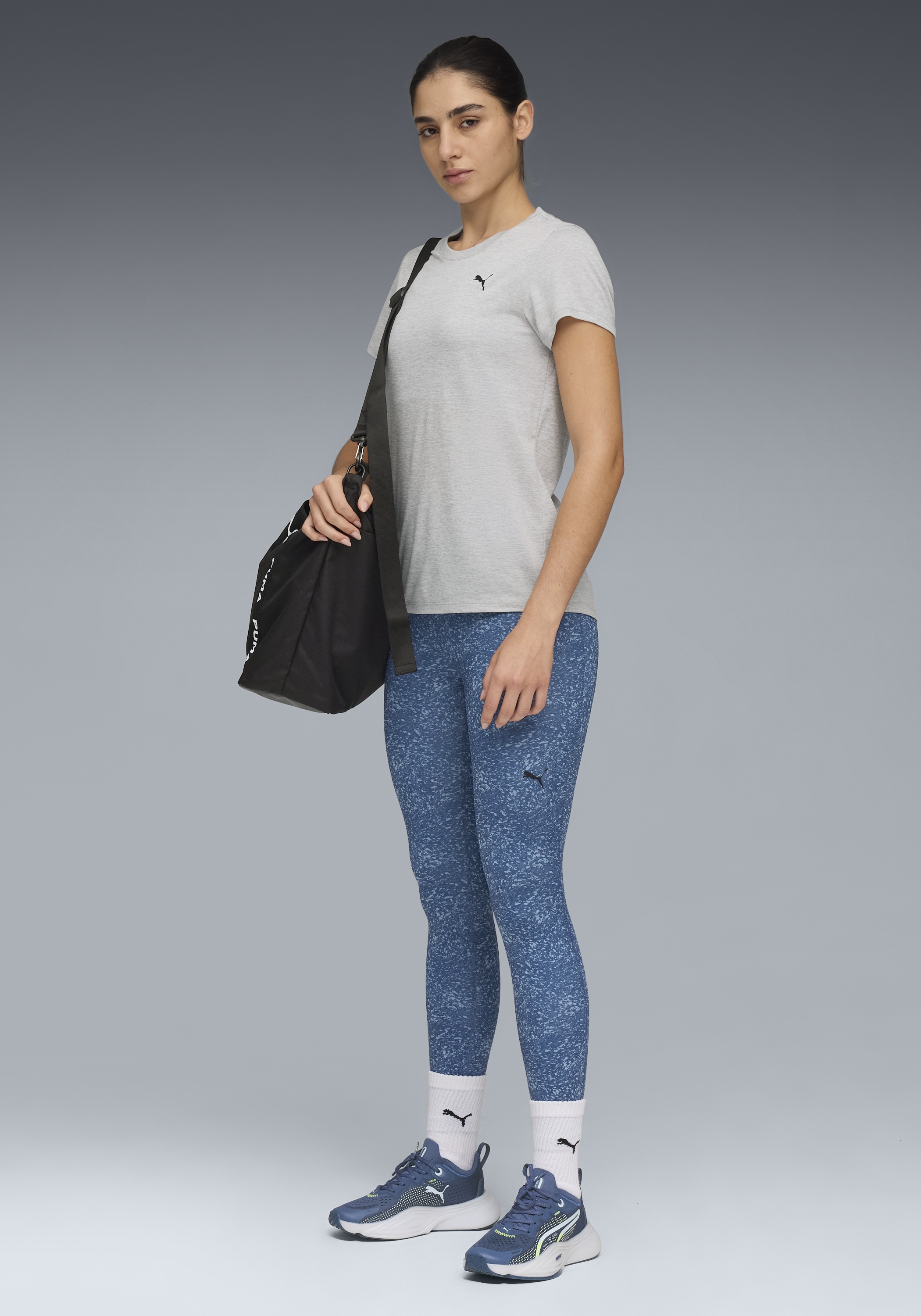 PUMA Trainingsshirt »W TAD ESSENTIAL HEATHER TEE« gerade Passform mit Seitenschlitzen, kurze Ärmel, atmungsaktiv