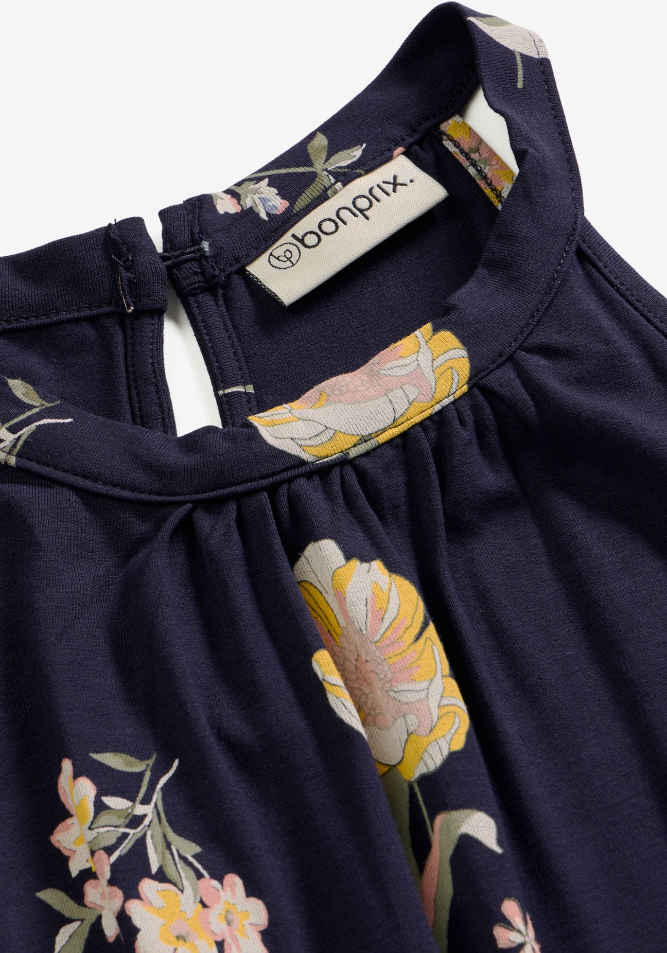 bonprix Haut de chemise »Top aus Viskose-Mix« confortable, encolure américaine avec fermeture à bouton dans le dos