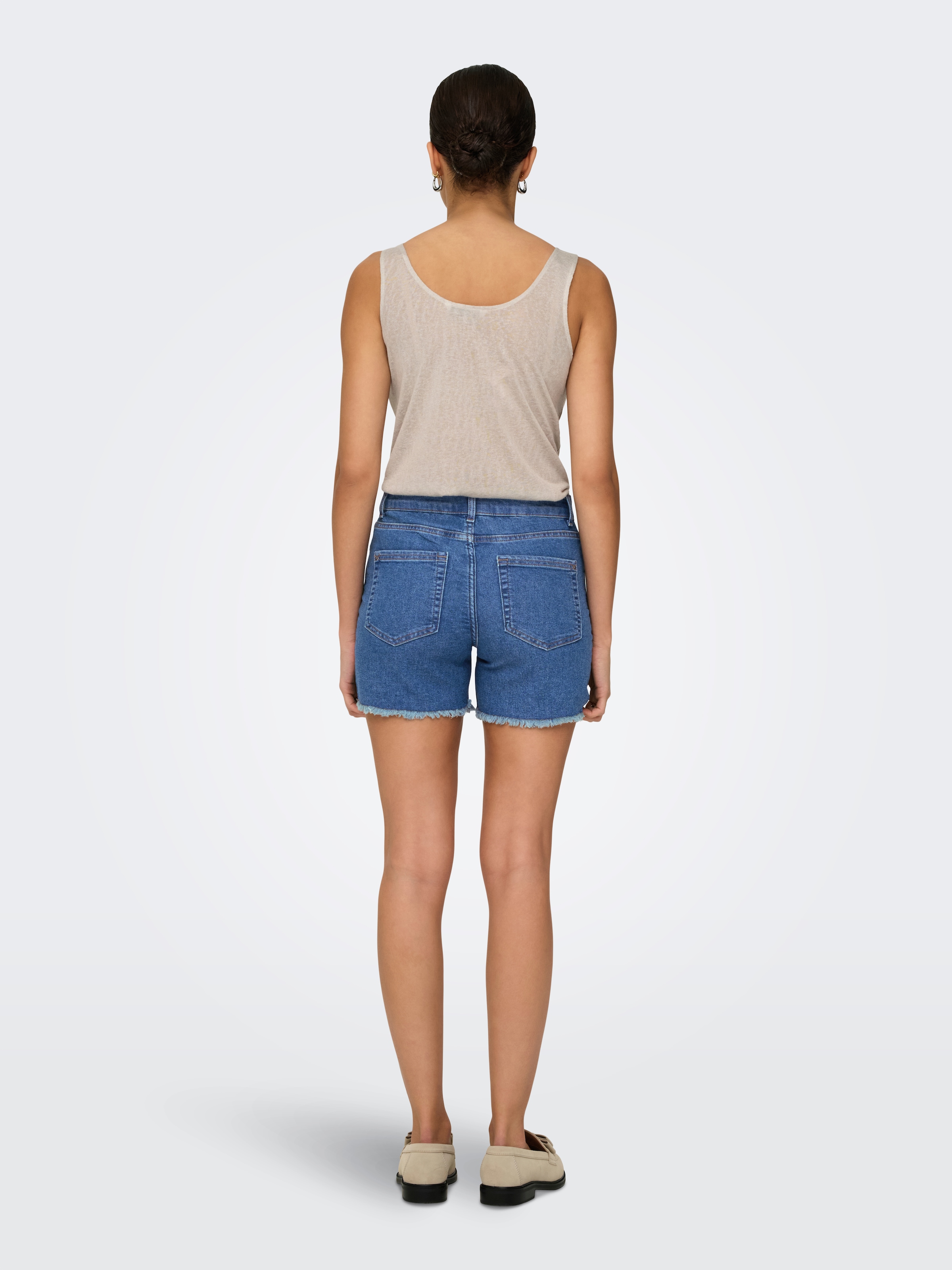ONLY Short en jean »ONLLAURA MID WAIST SHORT RW BOX« mit ausgefranstem Saum