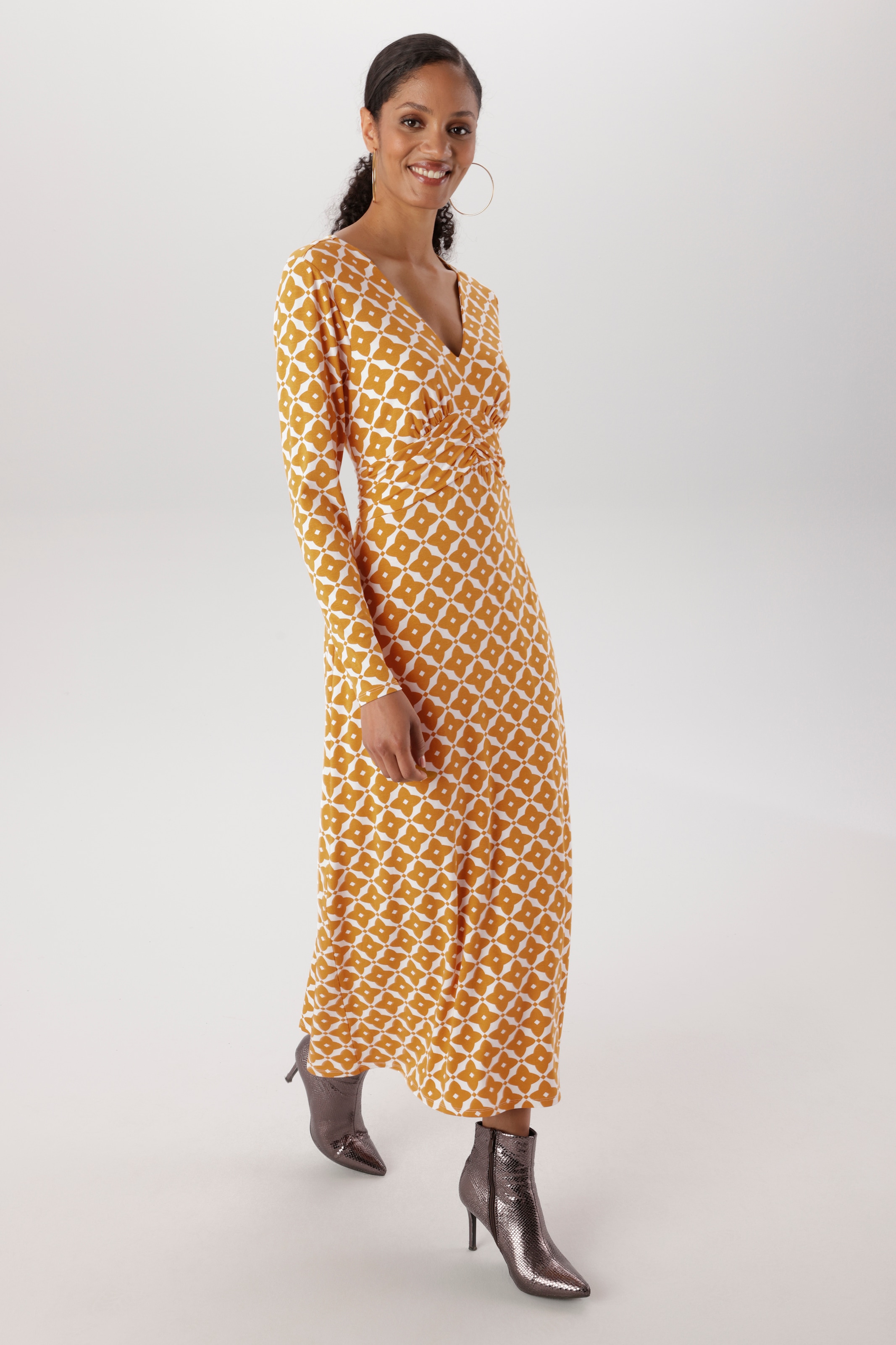 Aniston SELECTED Robe midi avec élégant dégradé d'imprimé graphique