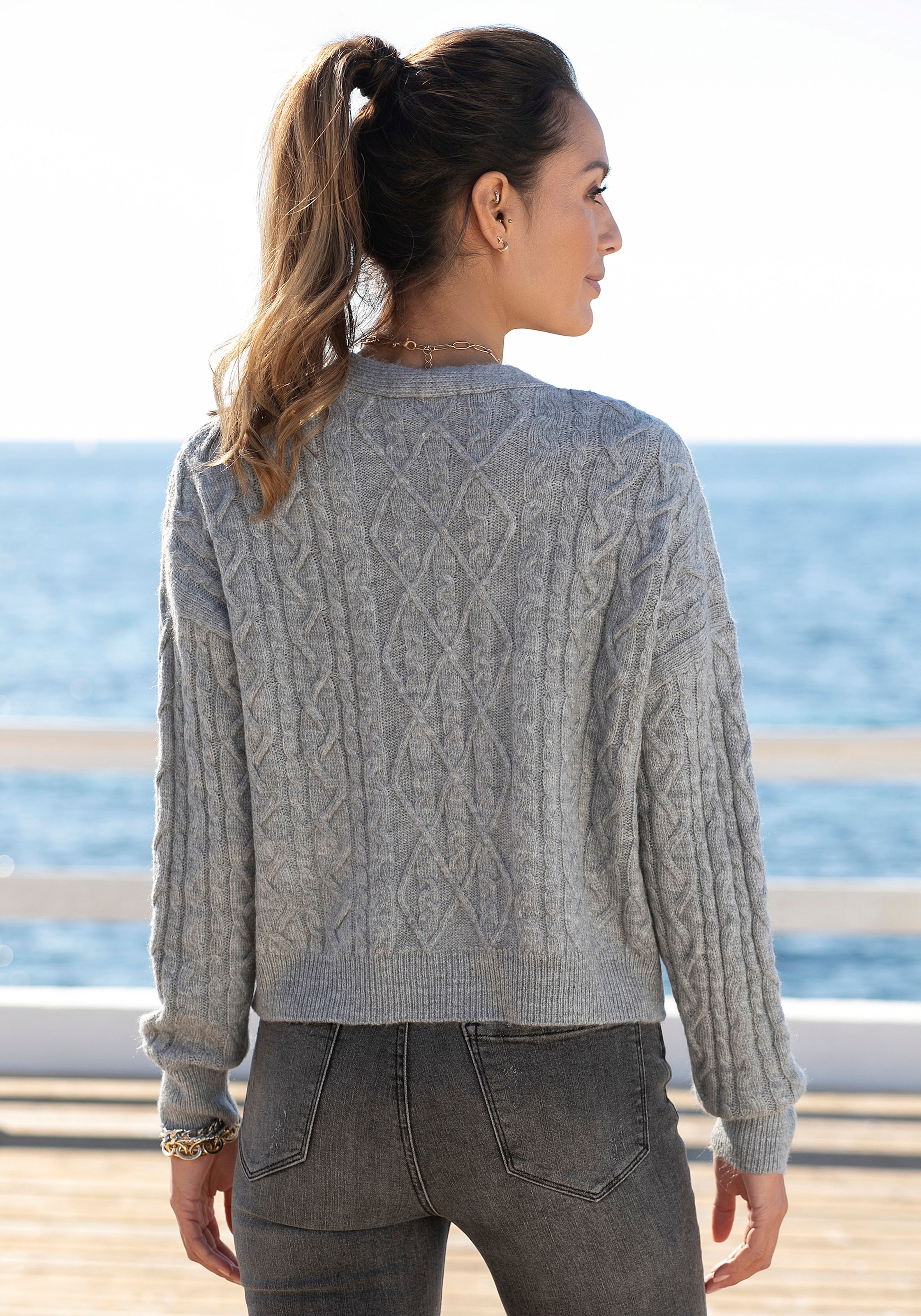 LASCANA Strickjacke mit Zopfmuster, kuschelweicher Cardigan, lässig