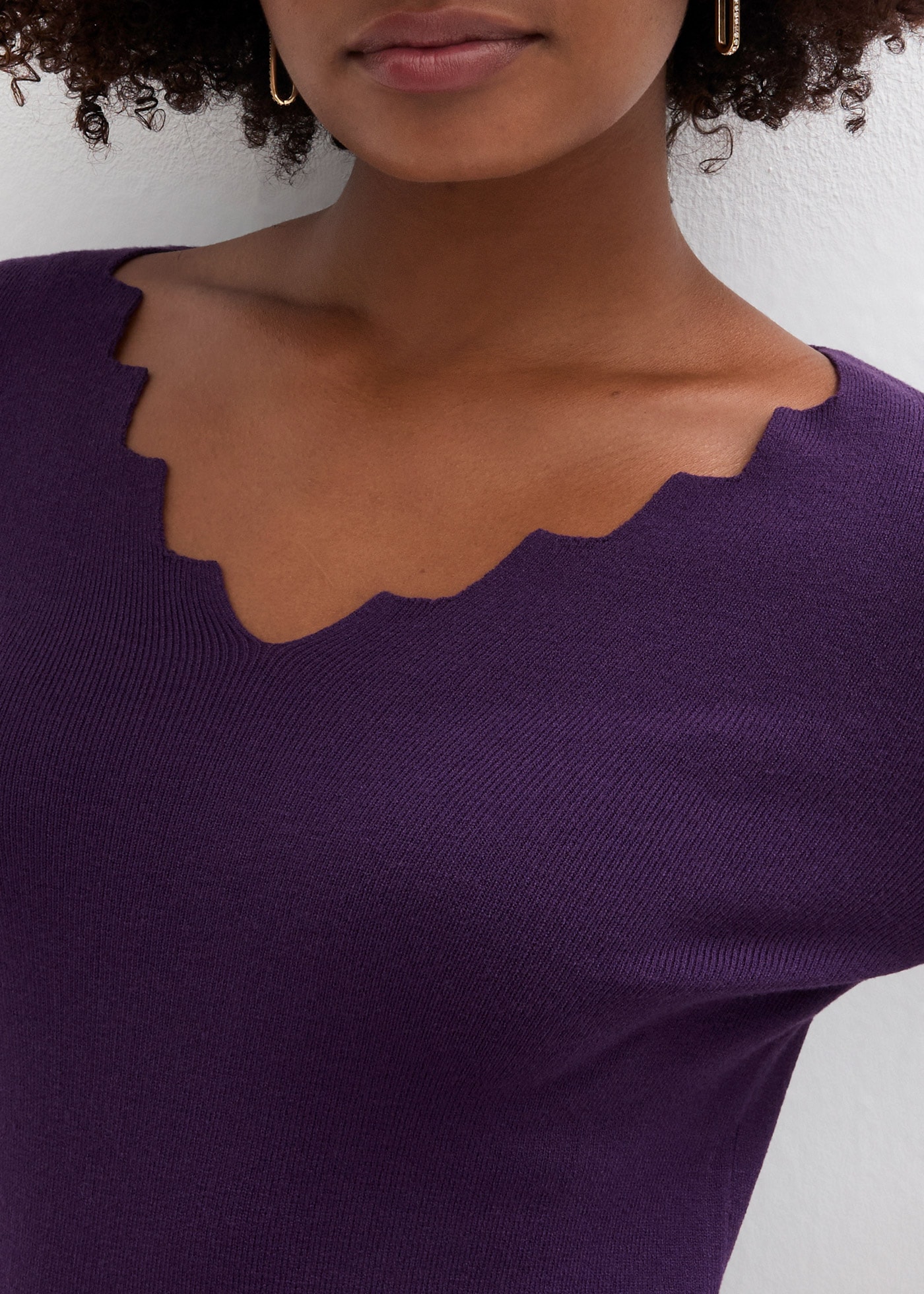 bonprix Strickpullover »Feinstrickpullover aus fliessendem Viskose-Mix« aus Viskose-Mix, mit Wellenausschnitt, Slim fit Passform