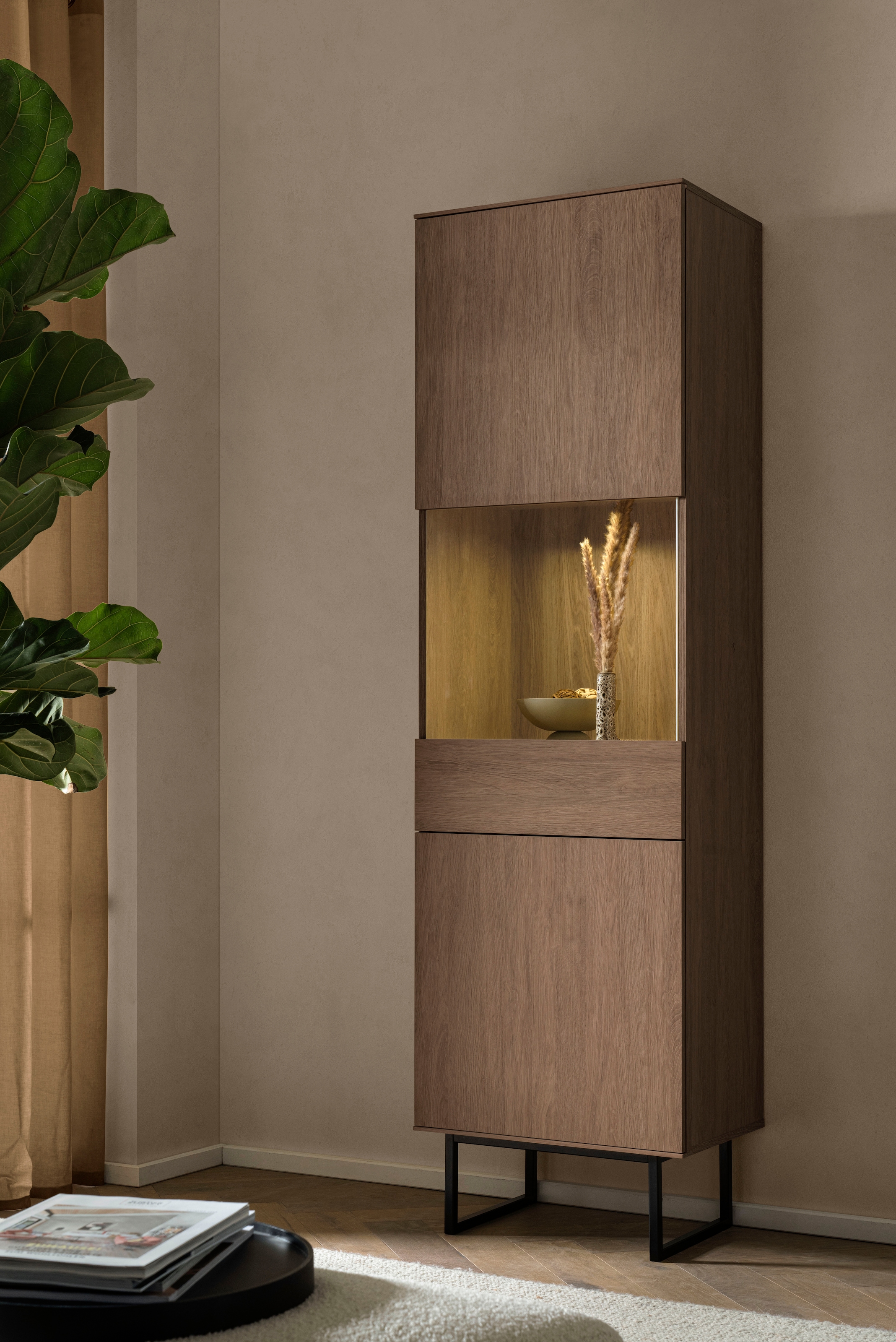 Home affaire Vitrines »Lund, moderner Hochschrank, Glasvitrine mit Kufengestell aus Metall« surface supérieure visuellement fine, aspect haut de gamme, espace de rangement suffisant