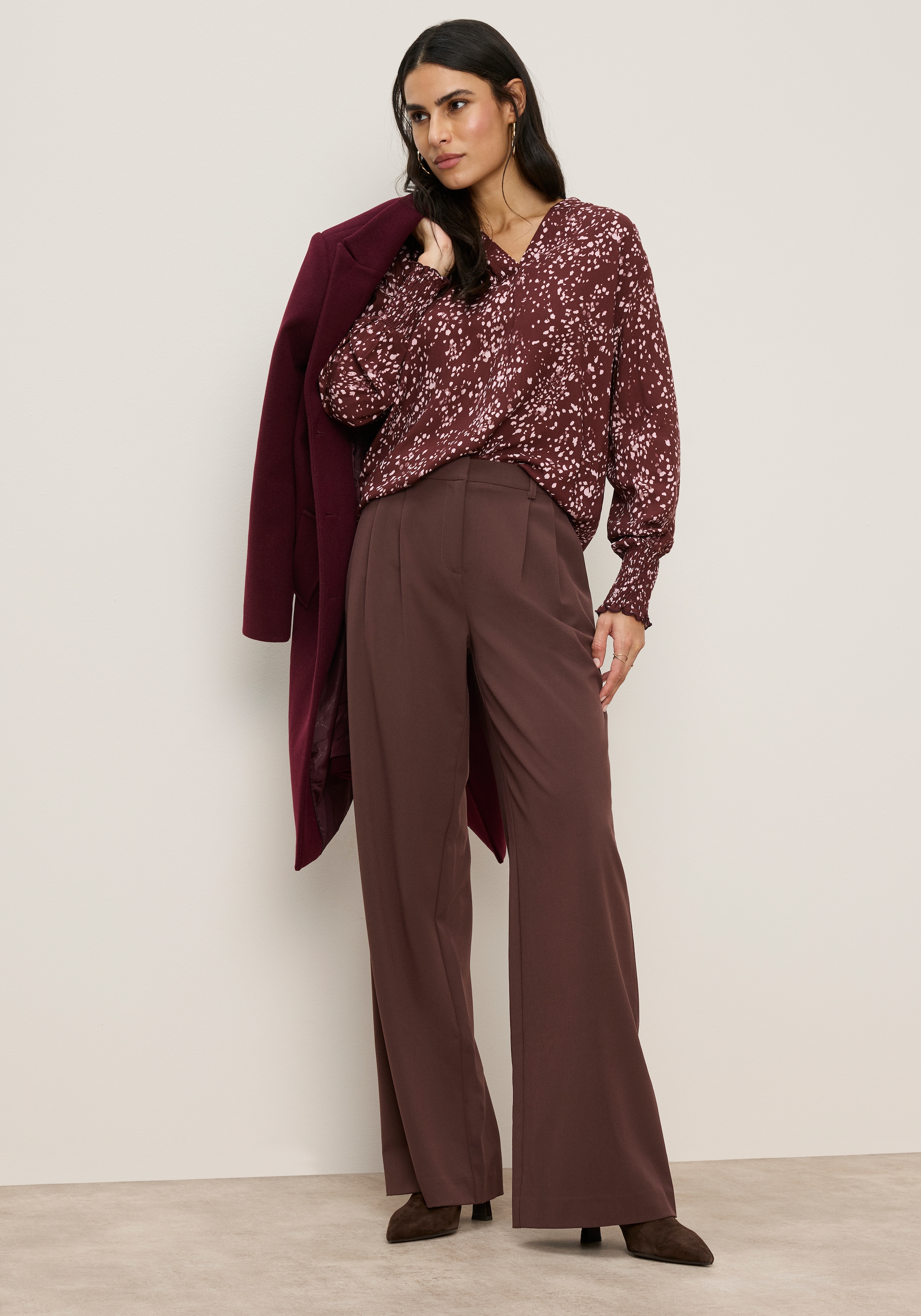 Tamaris Blouse à manches longues »mit figurumspielender Passform und hüftbedeckender Länge« avec motif fleuri, en viscose