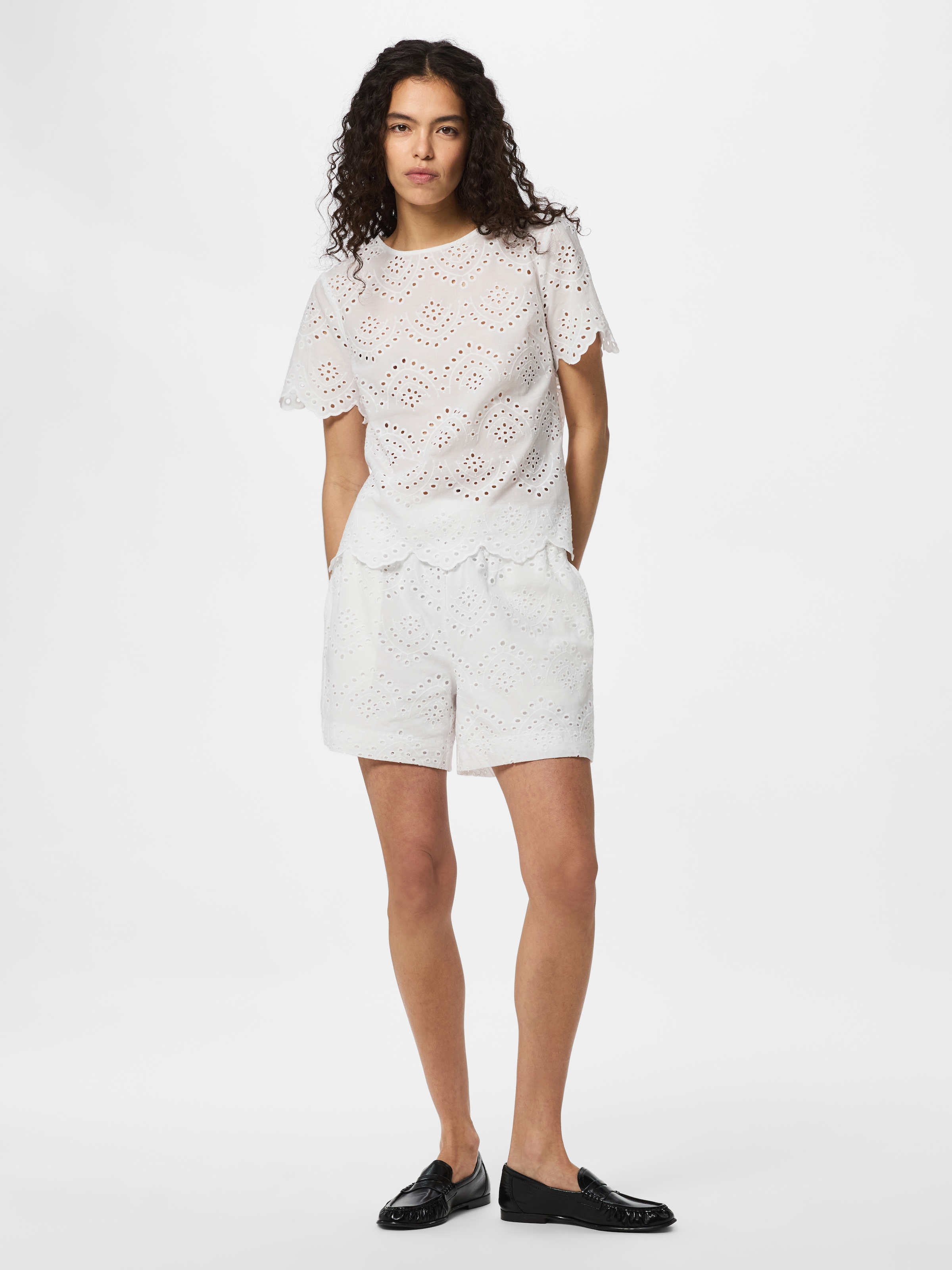 pieces Haut de chemise »PCVILDE SS TOP WVN NOOS« avec broderie ajourée intégrale