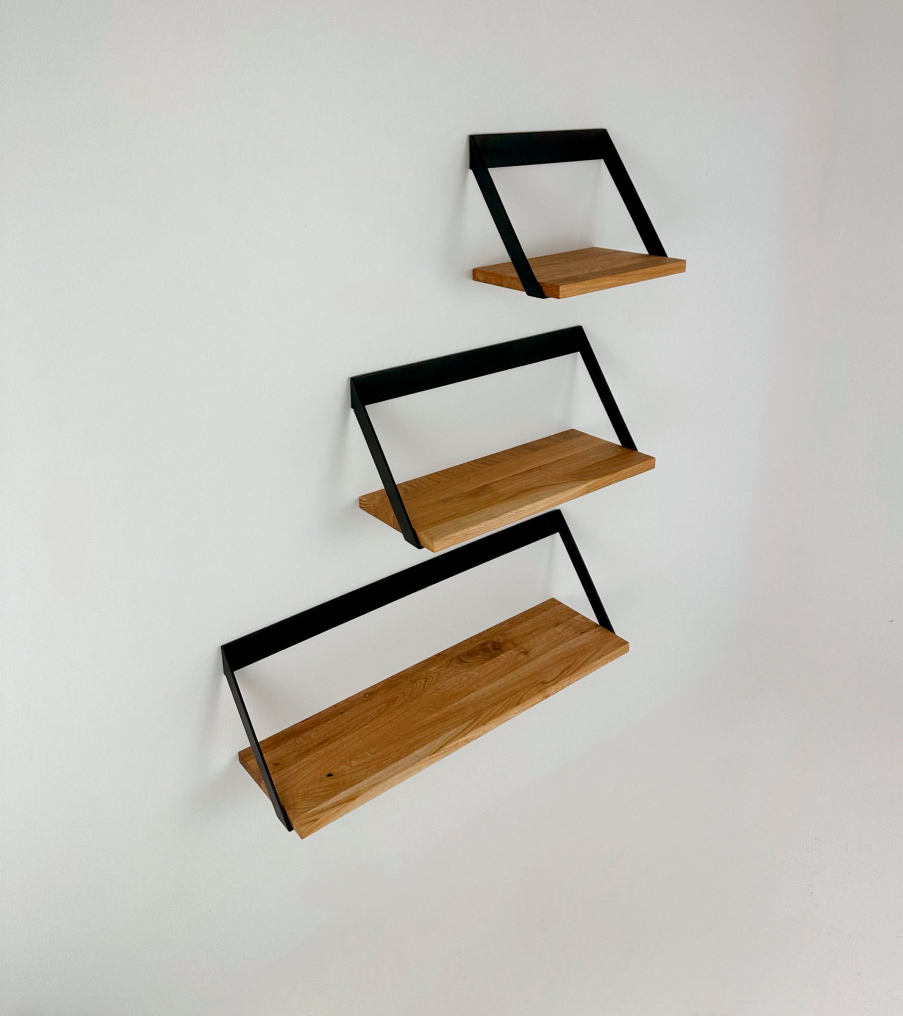 andas Wandregal »Lemberg« aus Metall mit Ablagefläche aus massiver Eiche