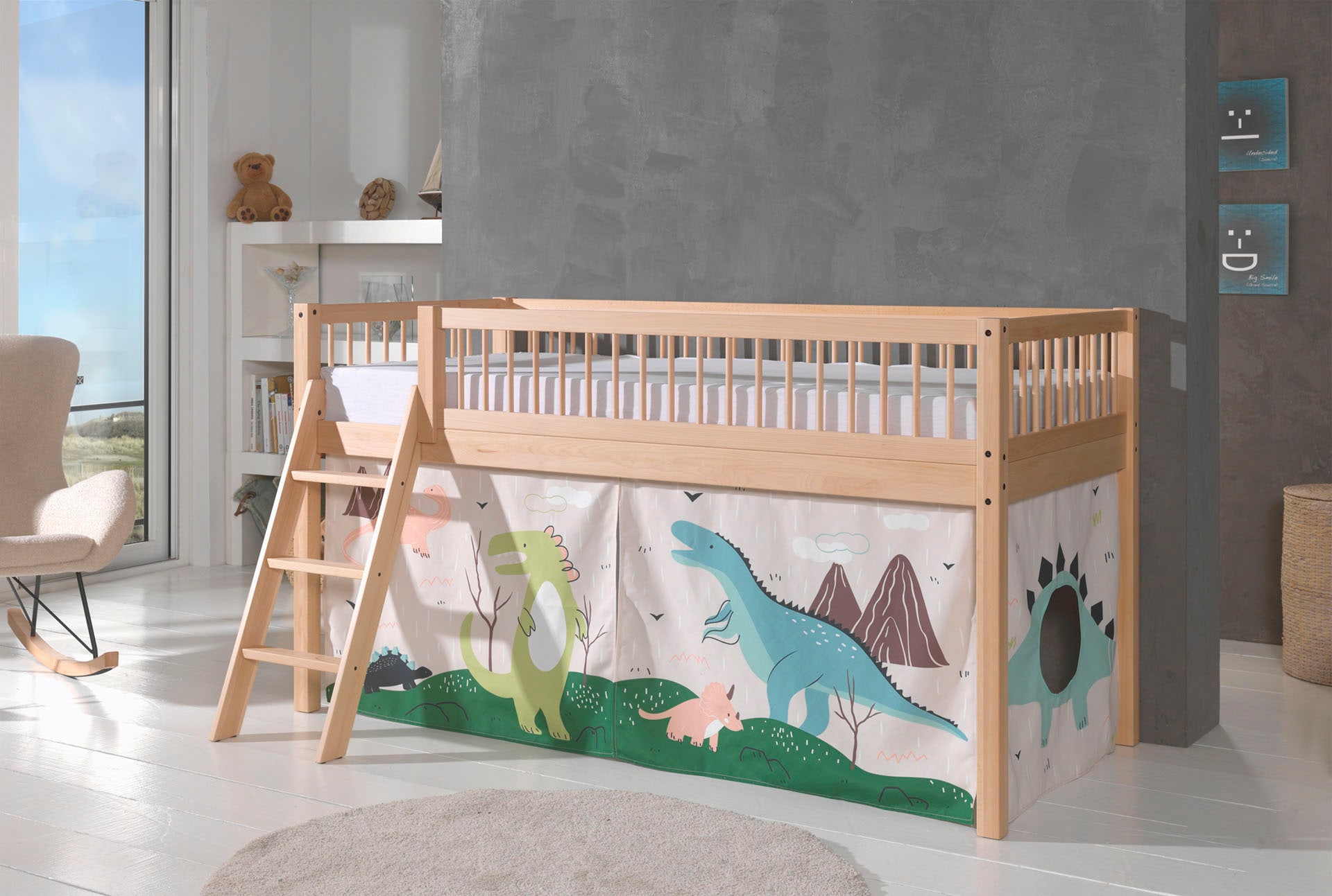 Vipack Lit de jeu »Forrest, Absturzschutz mit Sprossen-Optik, Pfostenstärken ca. 50x50mm« Hêtre laqué naturel, construction stable et de qualité, avec sommier à lattes,  90/200 cm, incluant ensemble rideaux 3 pièces, aire de jeu sous le lit,