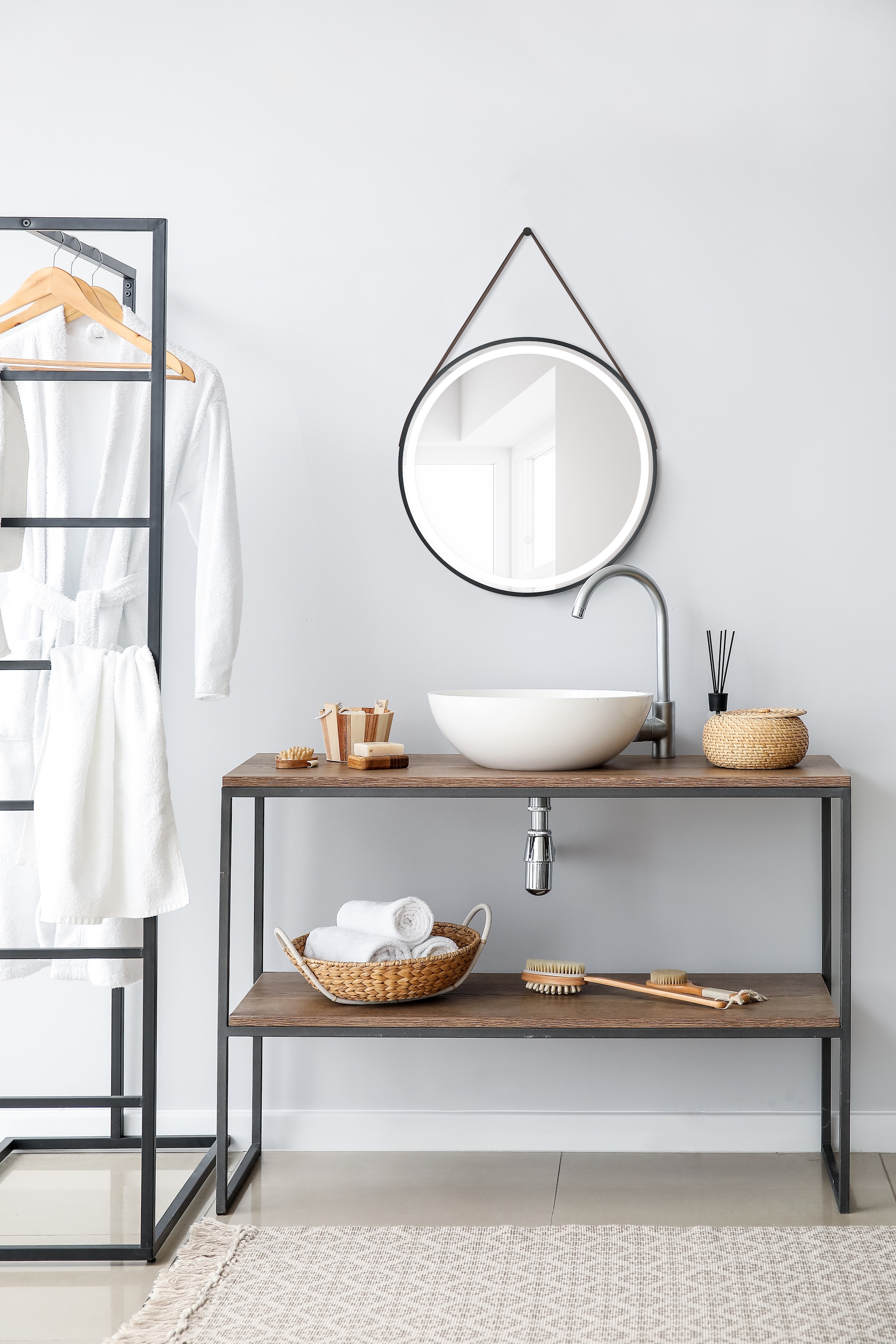 MIRRORS AND MORE LED-Lichtspiegel »Finchen« integrierte LED-Beleuchtung, mit Lederband