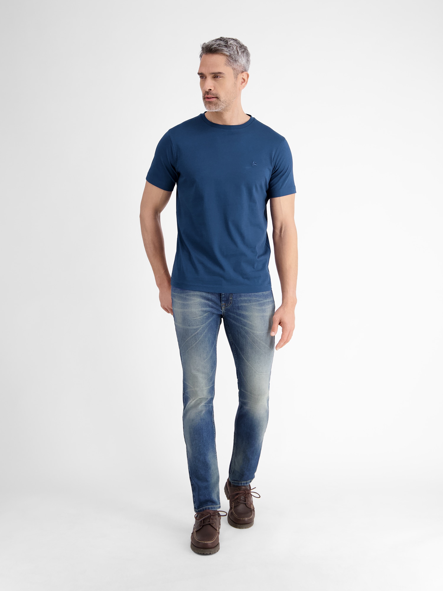 LERROS T-shirt »LERROS Basic T-Shirt mit Logostitck, unifarben«