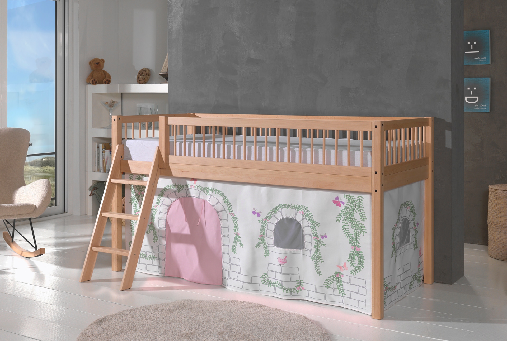 Vipack Lit de jeu »Forrest, Absturzschutz mit Sprossen-Optik, Pfostenstärken ca. 50x50mm« Hêtre laqué naturel, construction stable et de qualité, avec sommier à lattes,  90/200 cm, espace de jeu sous le lit, 2 ensembles textiles au choix