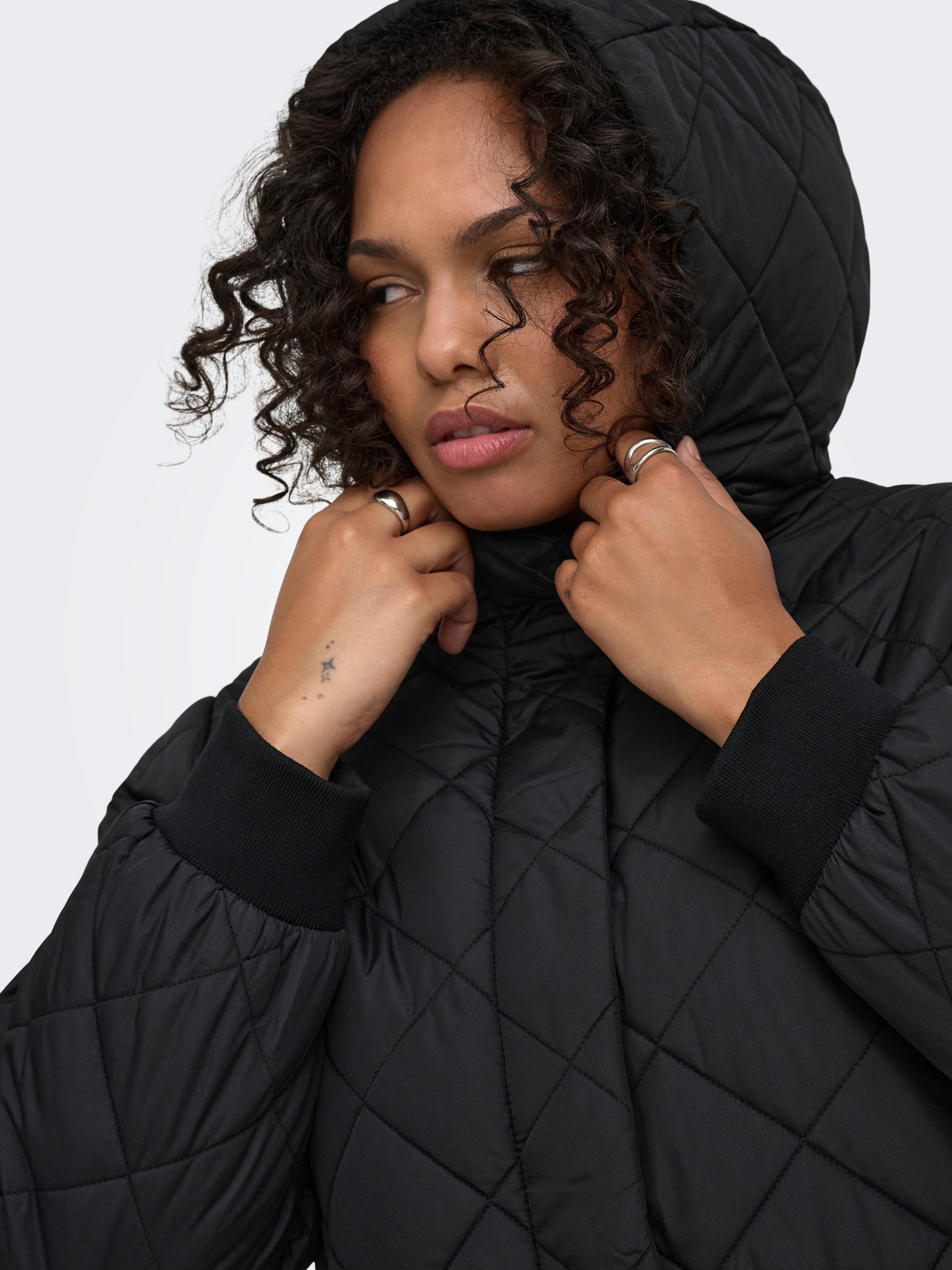 ONLY CARMAKOMA Manteau matelassé »CARJULIET QUILTD HOOD ZIP COAT OTW NOOS« fibre synthétique