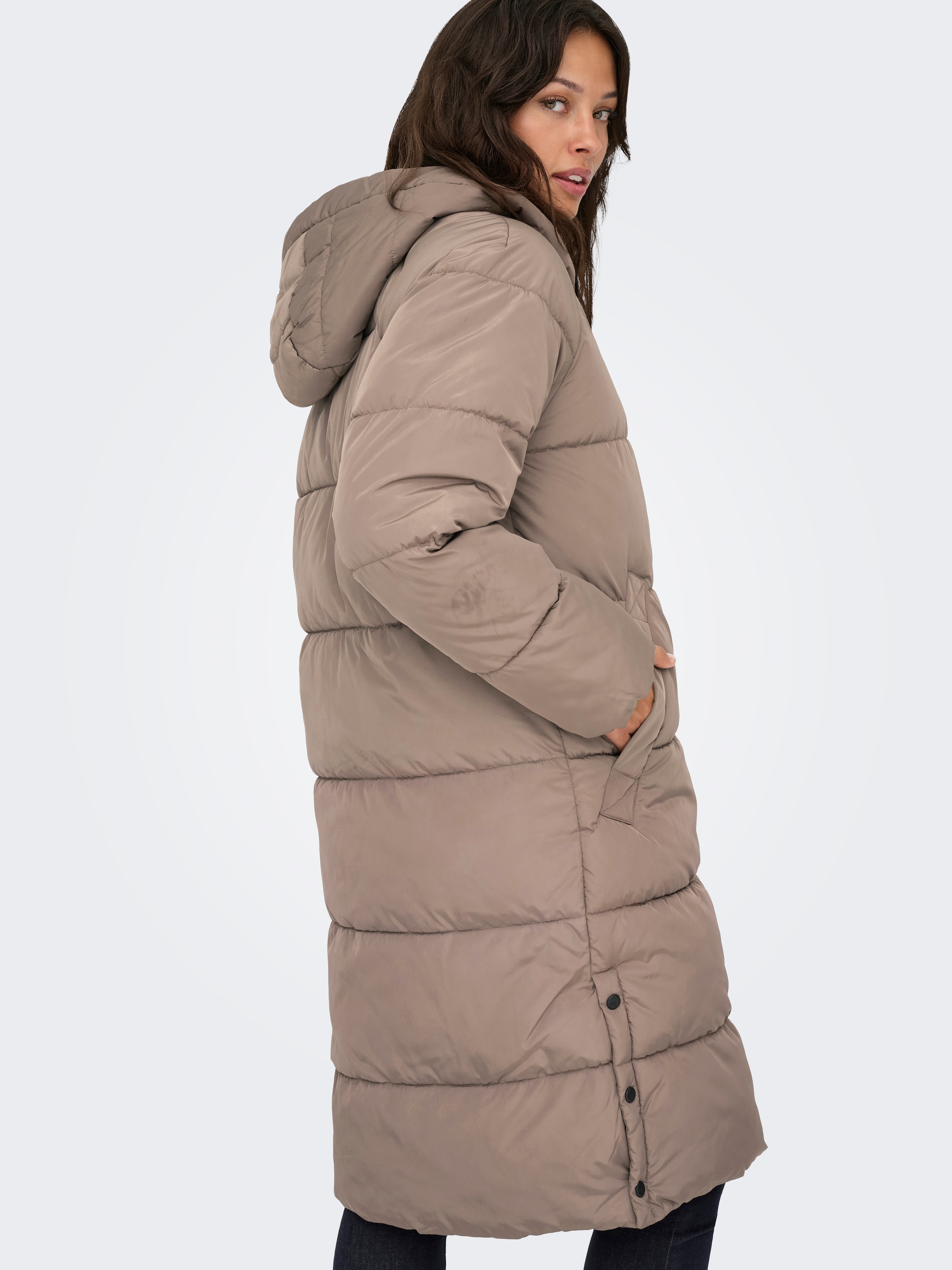 ONLY Steppmantel »ONLAMAND – Langer Puffercoat mit 2-Wege-Reissverschluss« lässig geschnitten, modisch, Steppware, Materialmix, hochschliessend
