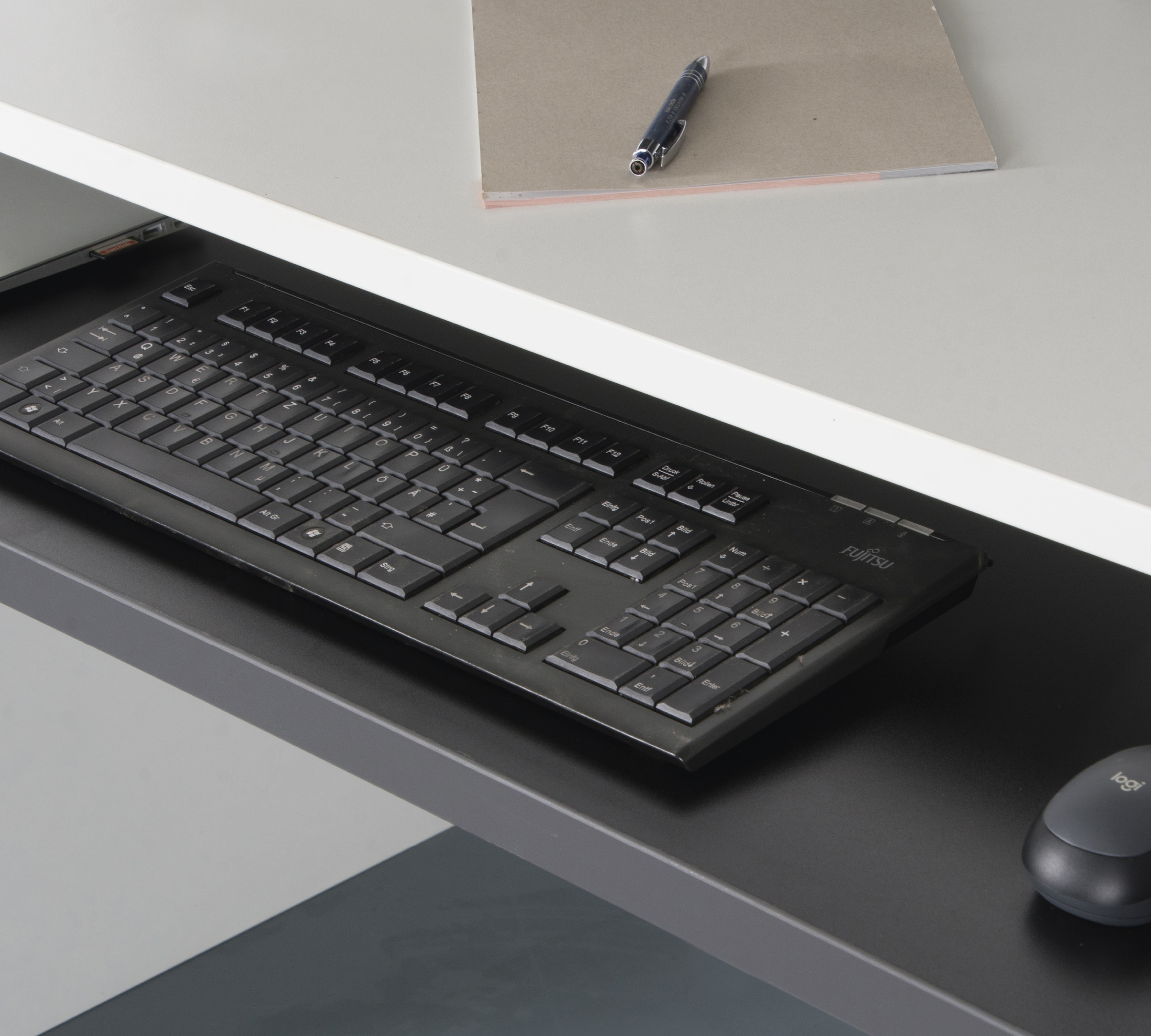 VOGL Möbelfabrik Bureau »Barrie mit 2-farbigem Tastaturauszug« in 2 Breiten, 2,5 cm Tischplattenstärke, Made in Germany