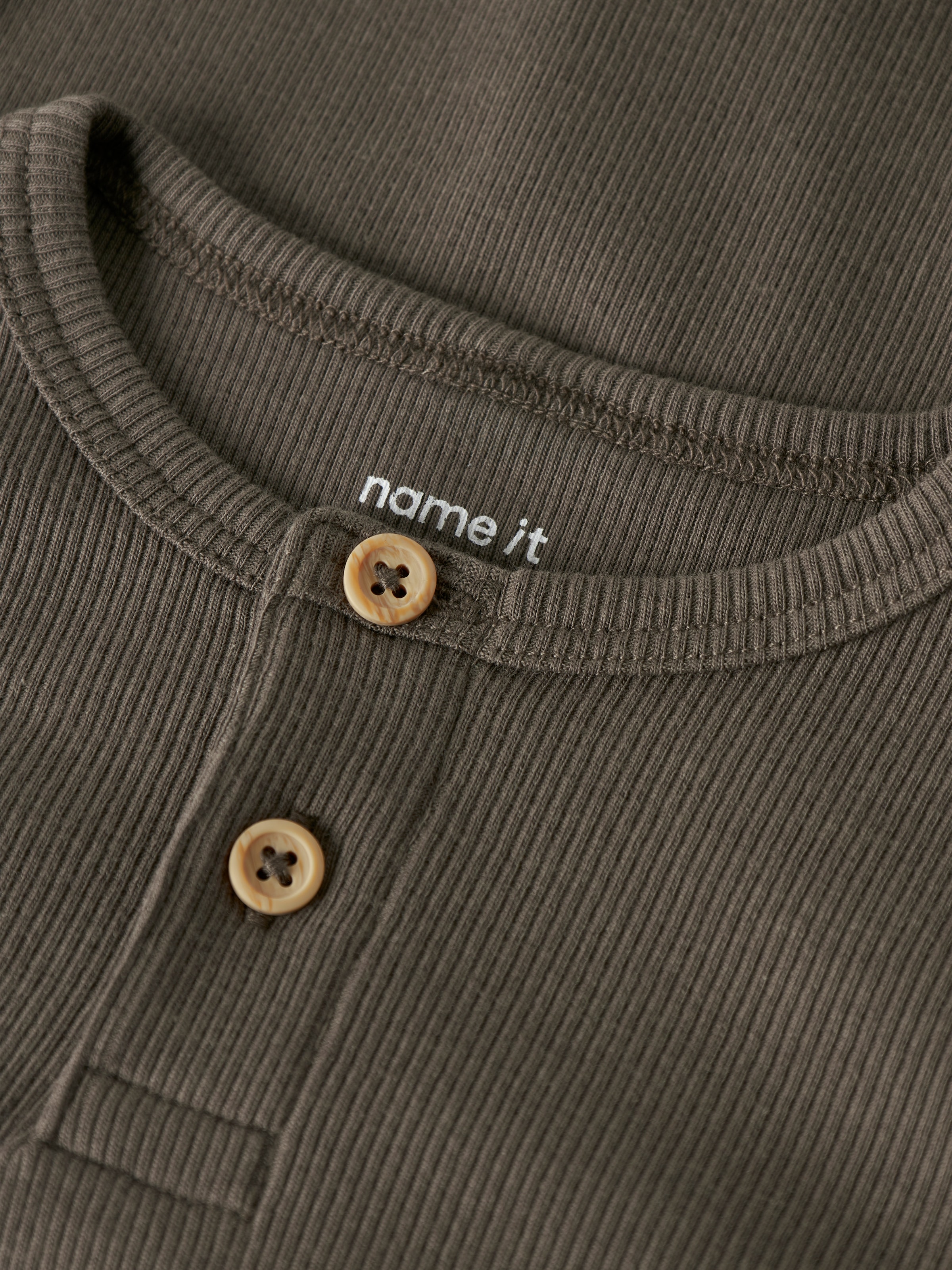 Name It T-shirt à manches longues »NMMKAB LS TOP NOOS« style Henley - avec patte de boutonnage courte, coupe normale