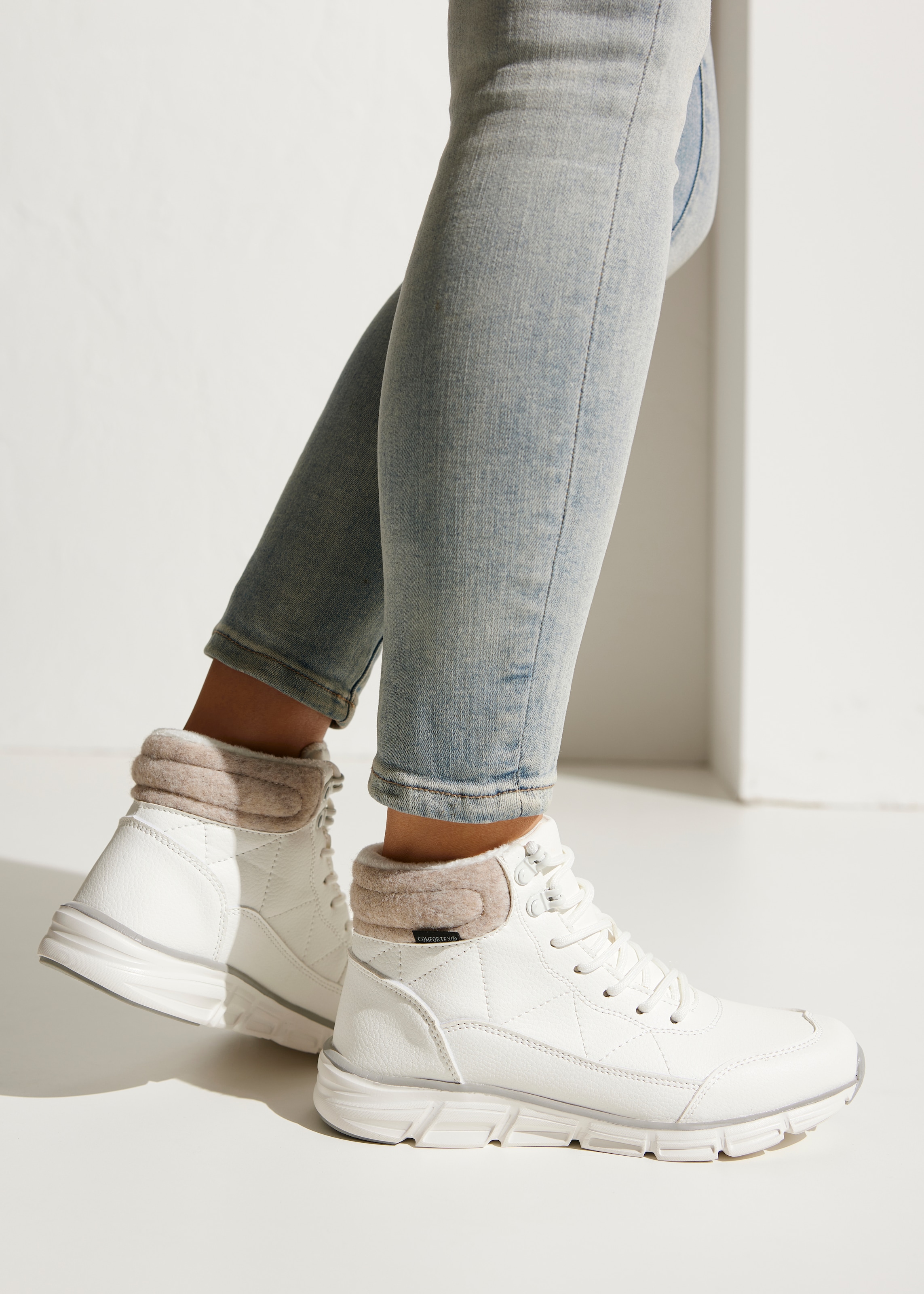 LASCANA Stiefelette »Outdoorstiefelette, Schnürschuh, Boots«  aus wasserabweisendem Material mit Warmfutter