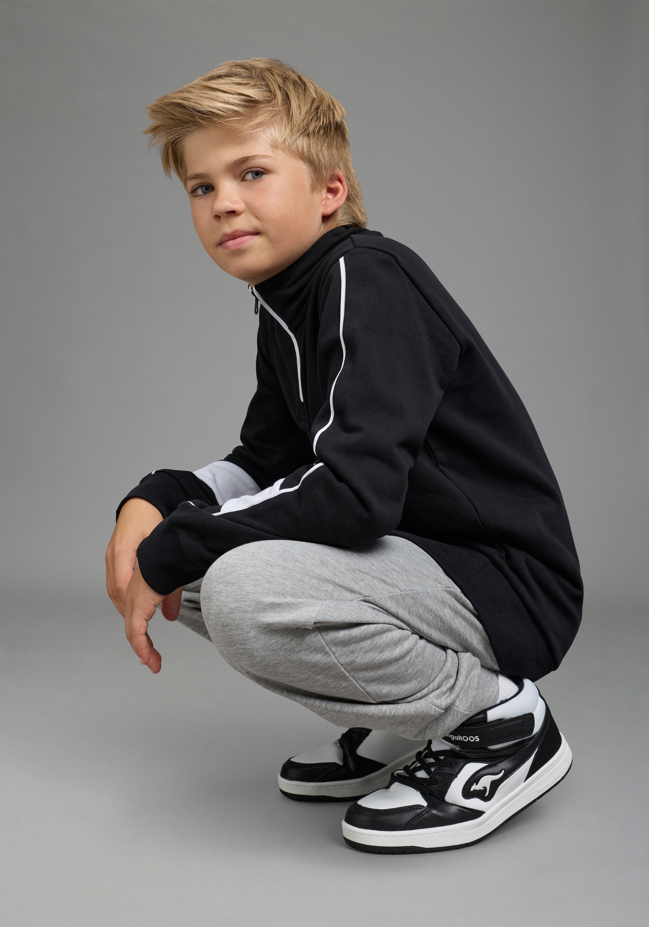KangaROOS Sweatshirt »Troyer-Sweatshirt mit kontrastfarbigen Einsatz und KangaROOS Stickerei«, Troyer mit modischen Ärmeleinsätzen, Reissverschluss, bequeme Passform
