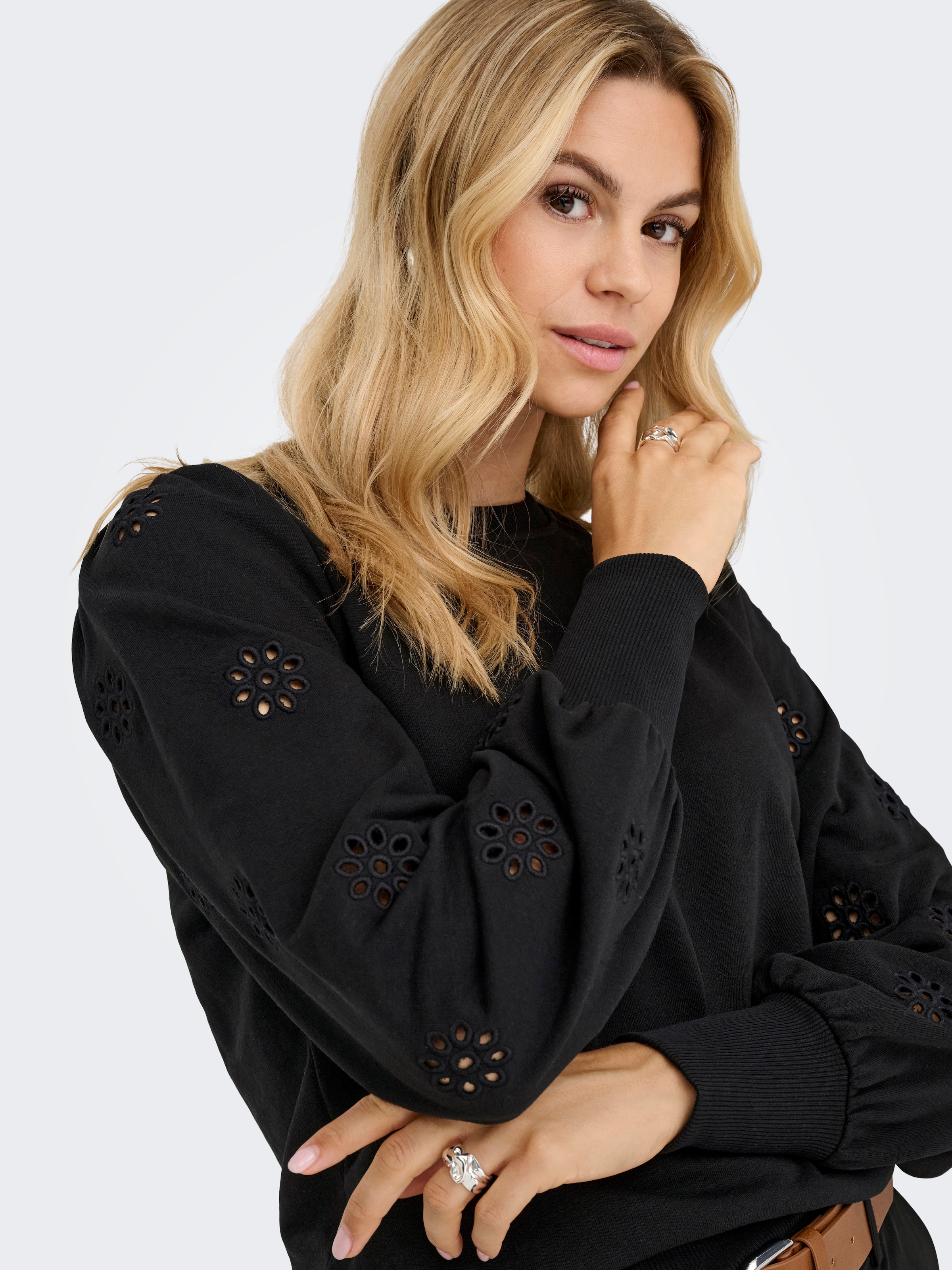 ONLY Sweatshirt »ONLFEMME L/S PUFF EMBROIDERY UB SWT«, mit Puffärmeln mit wunderschöner Lochstickerei
