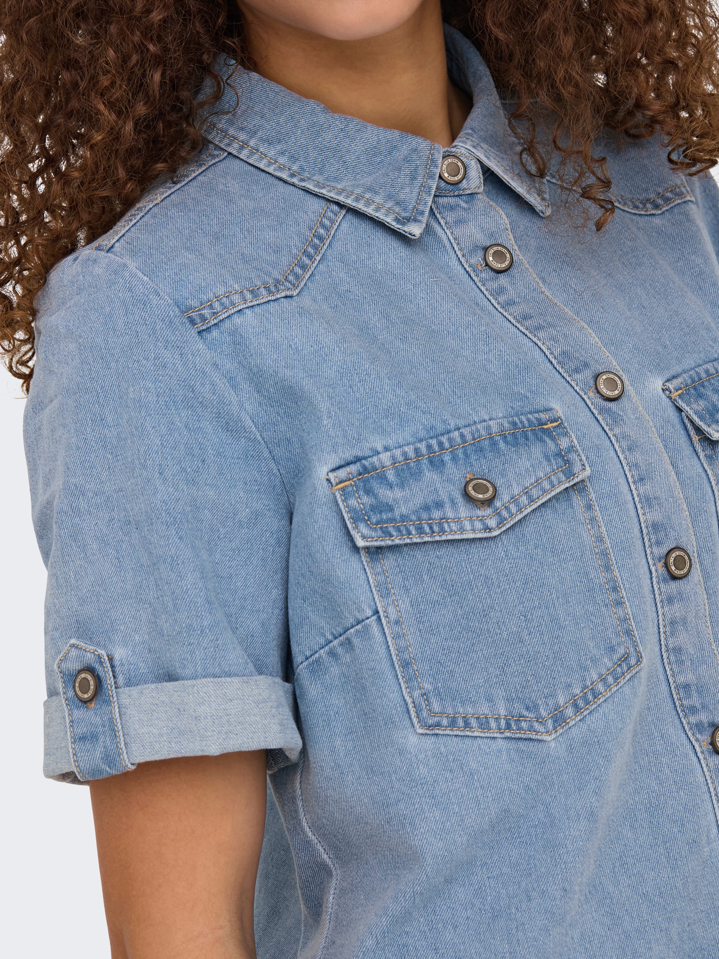 ONLY Robe en jean »ONLLISA – Denimkleid mit Knopfleiste und Brusttaschen« Poches poitrine mélange de coton
