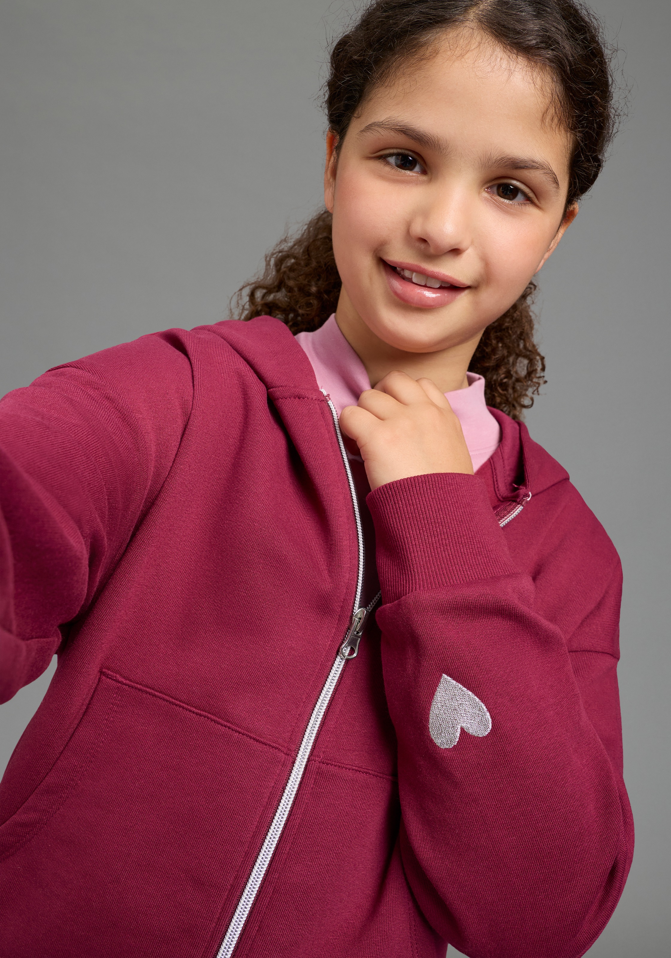 KIDSWORLD Sweat à capuche »Lässige Sweatjacke mit kleinem  Logo« Coupe ample