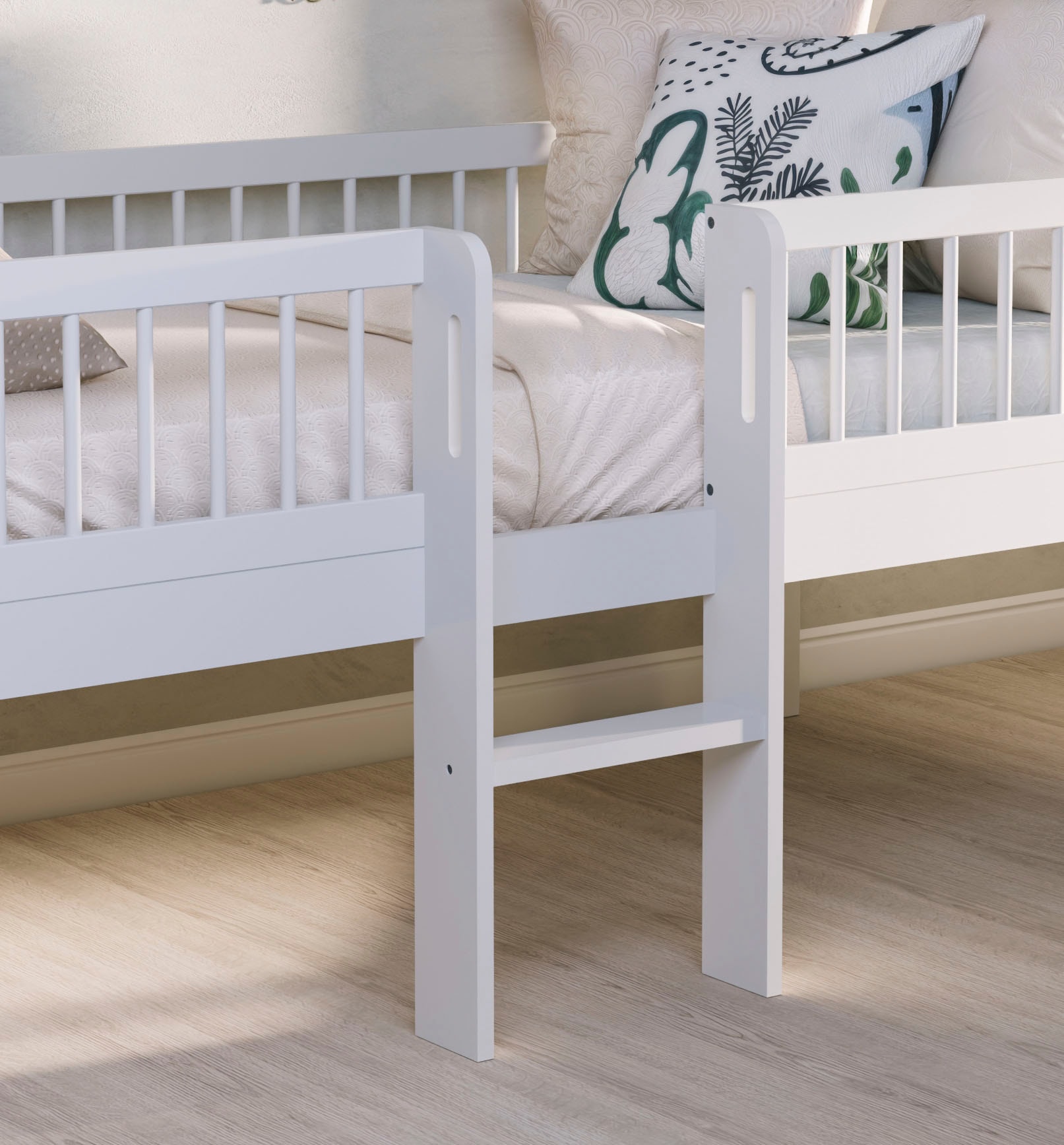 Vipack Hausbett »Forrest ist ein hochwertiges Massivholz Haus Bett "Made in Europe"« inkl. Rolllattenrost, Dachaufbau, Absturzschutz und Leiter,  wahlweise aus massiver Eiche geölt oder Buche massiv weiss lackiert