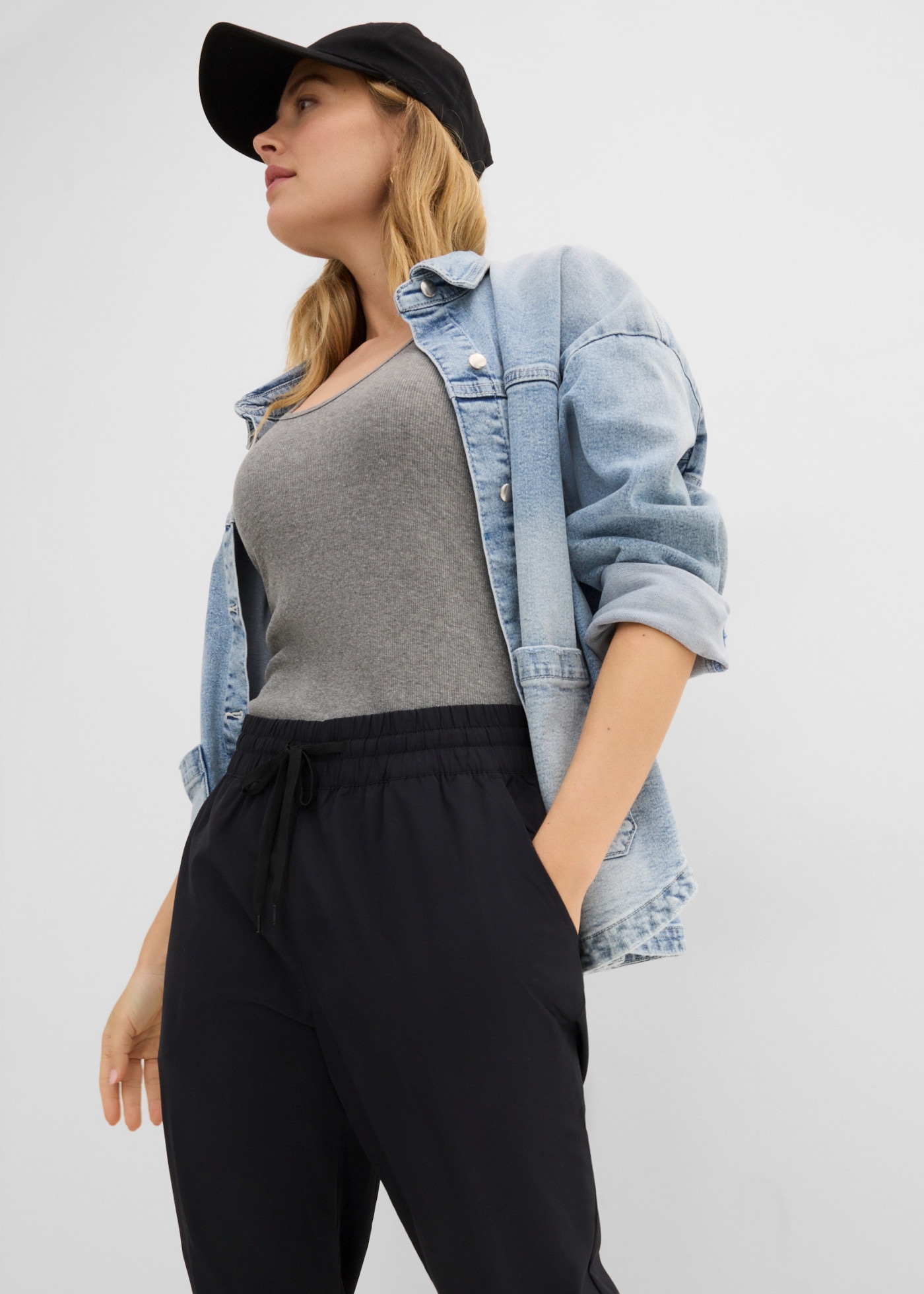 bonprix Pantalon fonctionnel  longueur 7/8, fentes latérales avec zip, poche zippée arrière