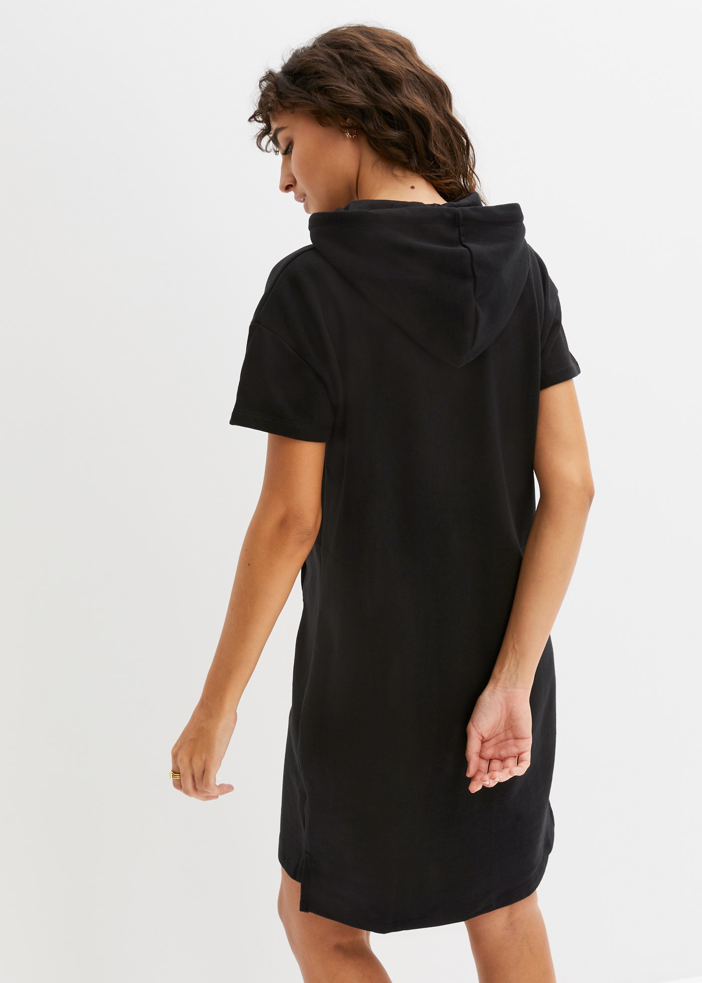 bonprix Robe en sweat aus Baumwolle, Loose fit, mit Kapuze, mit Kangaroo-Tasche, Kurzarm