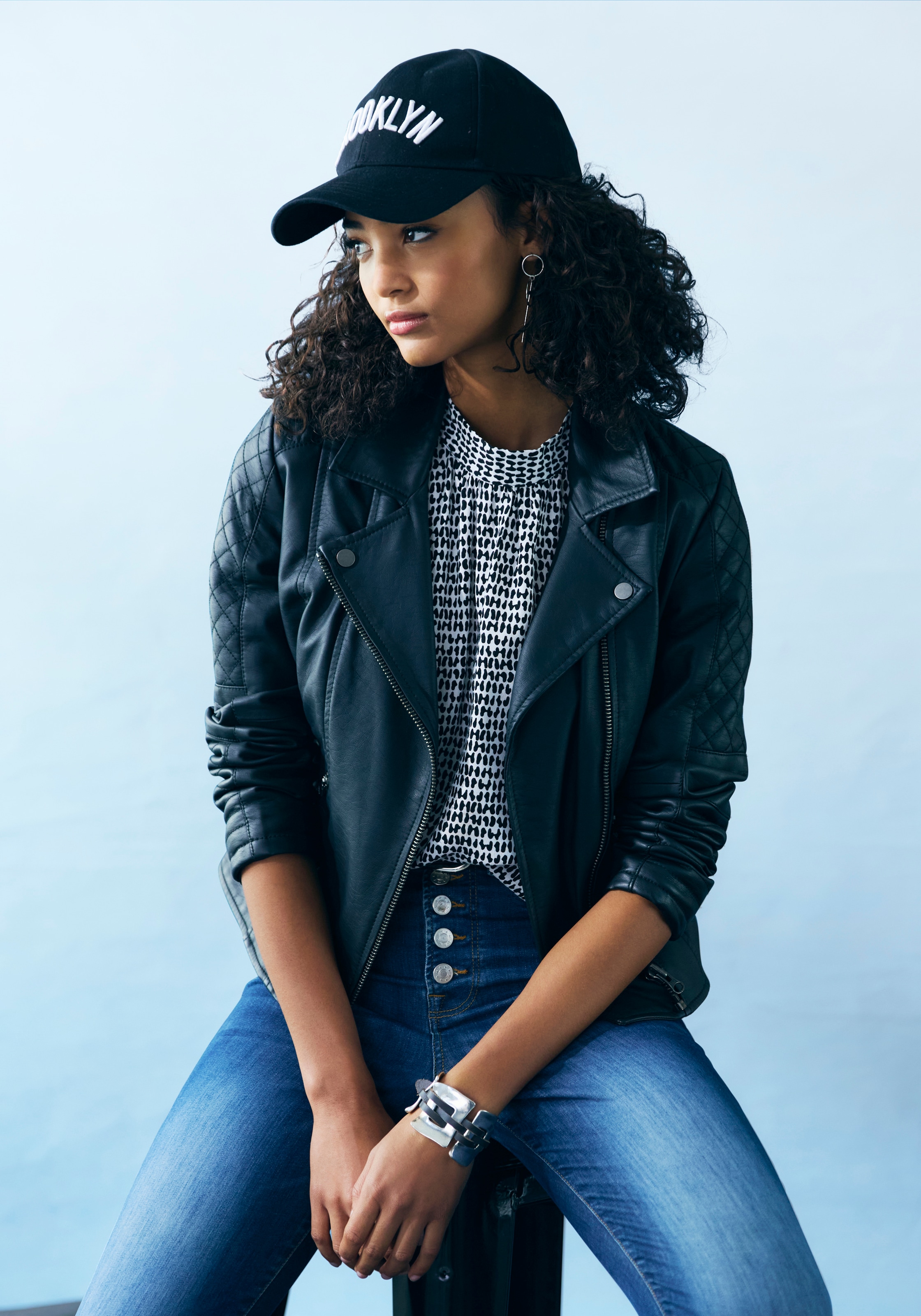 LASCANA Veste en imitation cuir mit Bikerdetails, kurze Bikerjacke, figurbetont