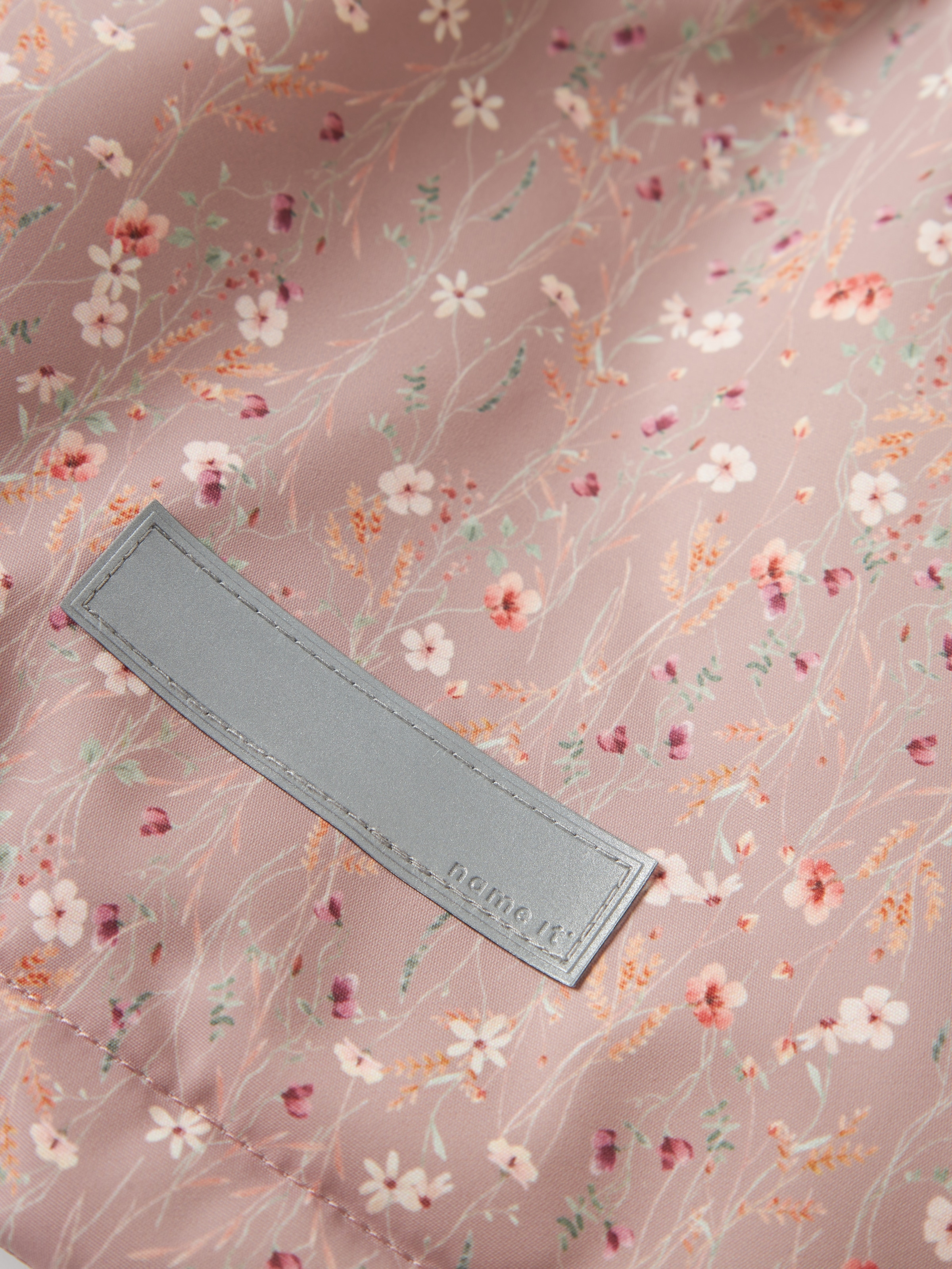 Name It Veste d'extérieur »NMFMAXI PA JACKET AOP NOOS« mit Kapuze mit dekorativen und reflektierenden Details