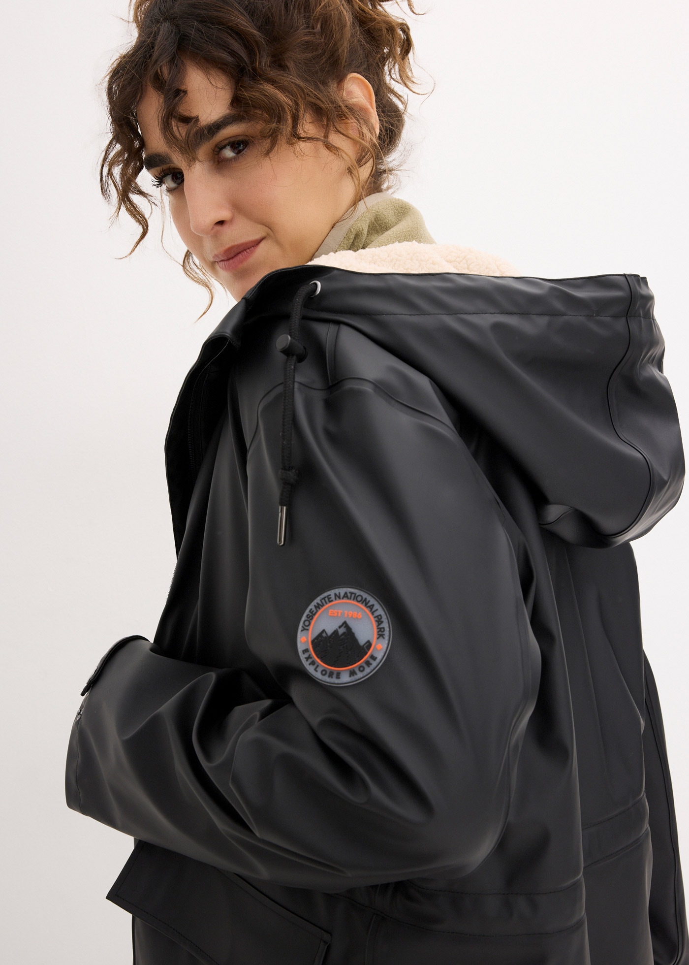 bonprix Veste de pluie mit Kapuze gefüttert mit Teddyfutter, wasserdicht, lässige Passform