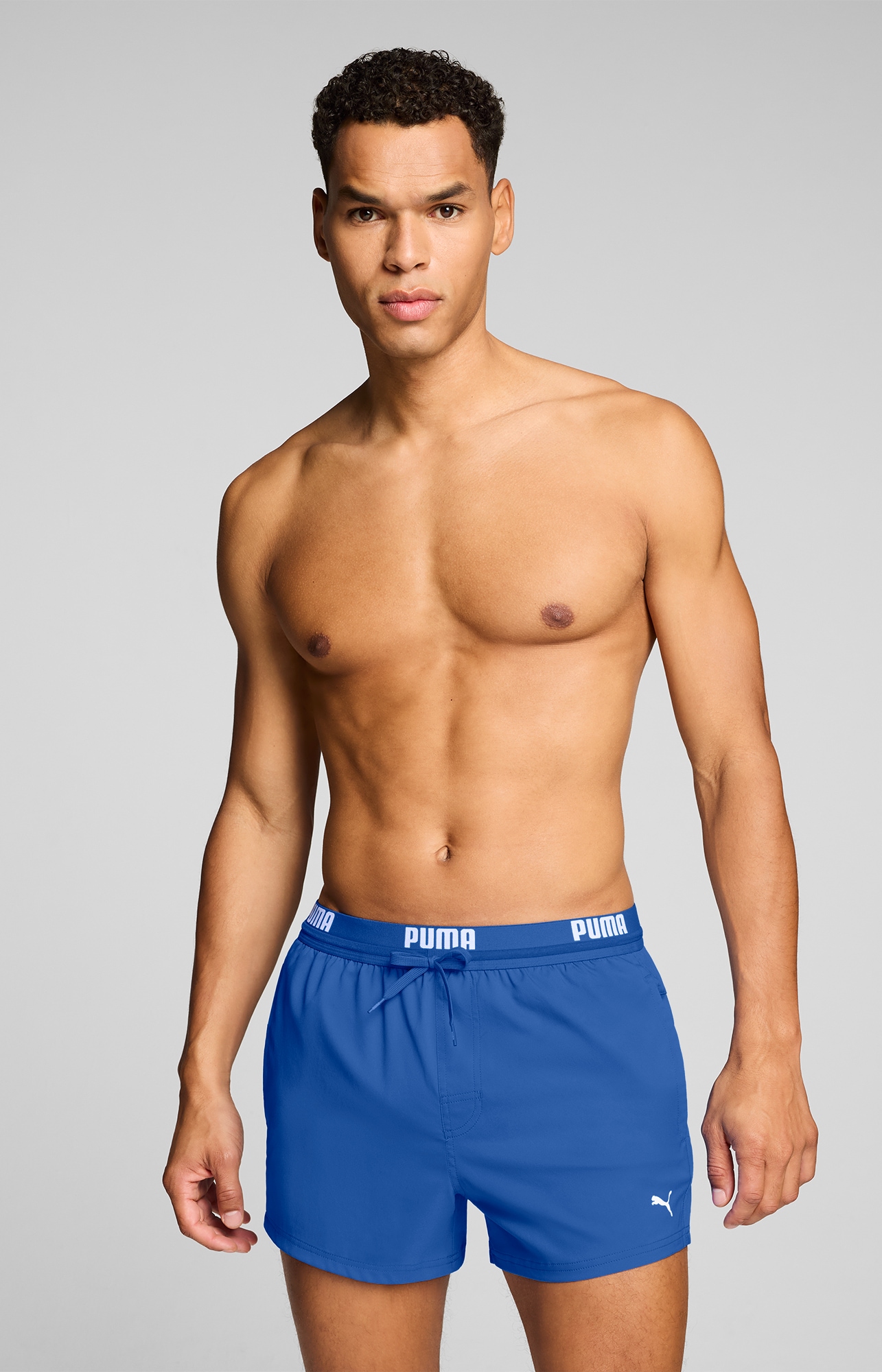 PUMA Short de bain »PUMA SWIM MEN LOGO SHORT SHORTS 1P« Poches latérales, poche arrière zippée, cordon de serrage