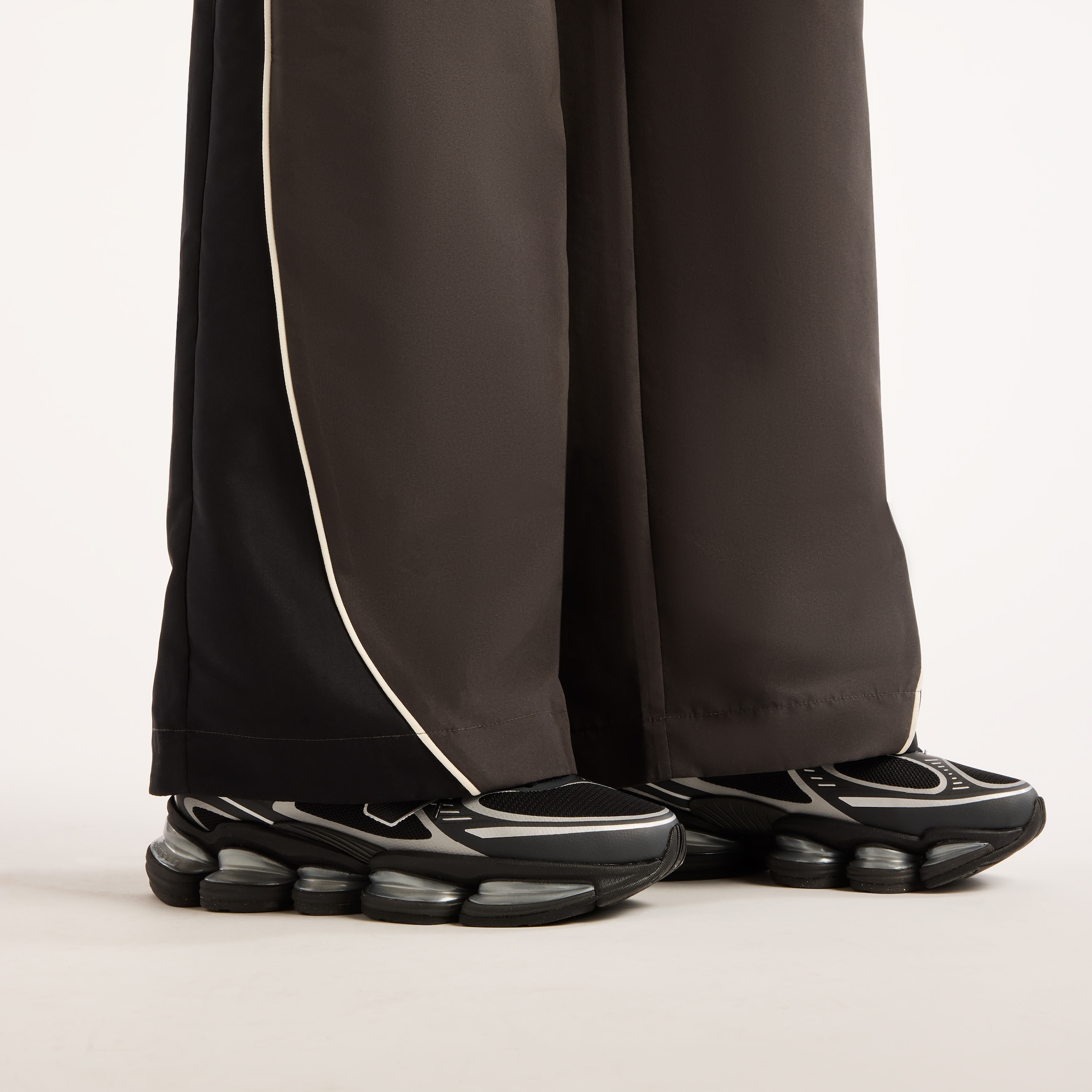 New Balance Trainingshose »TRACKSIDE WOVEN PANT«  für Erwachsene, mit bequemer Passform, normal-weite Form